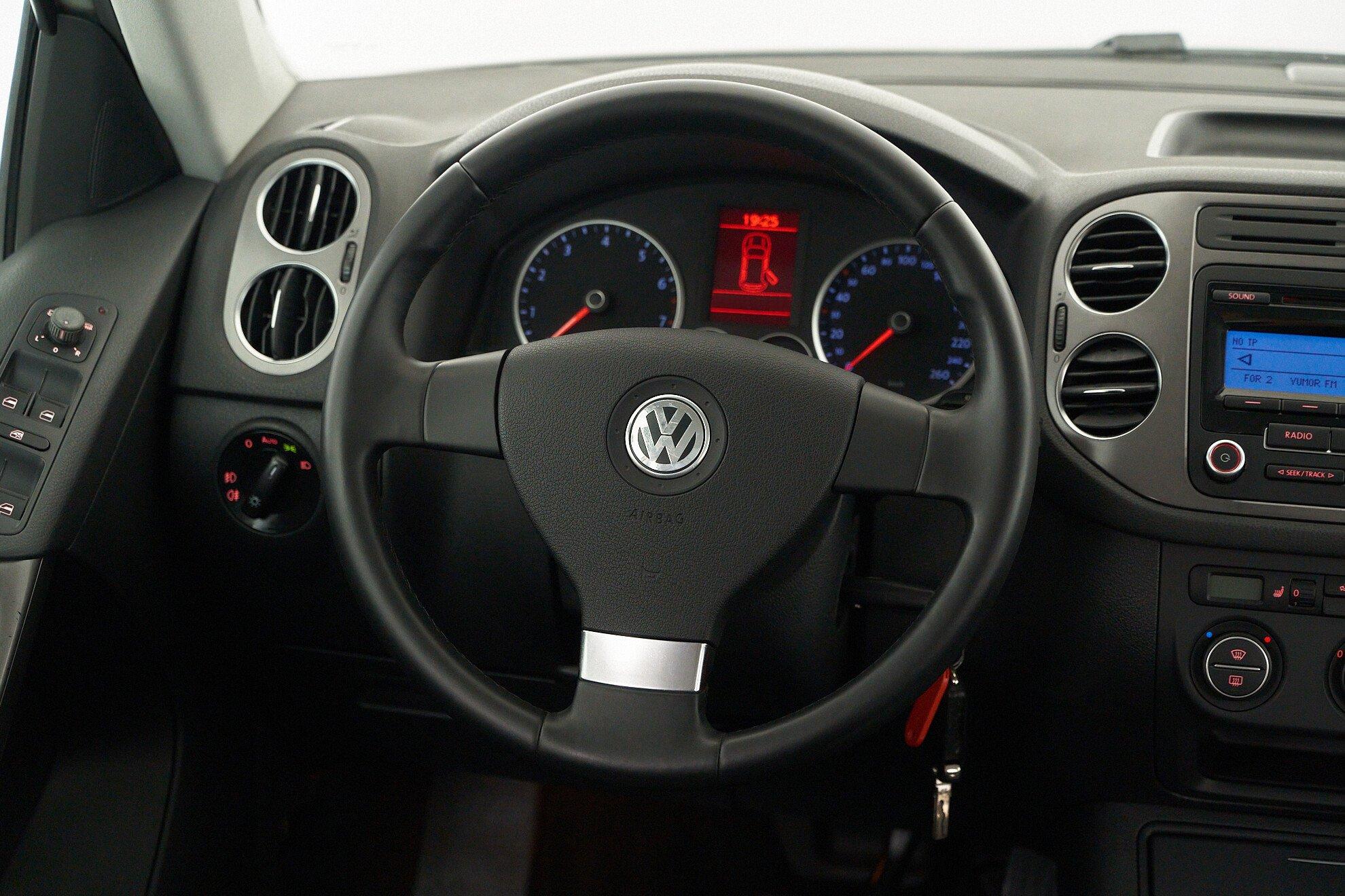 Volkswagen Tiguan 2009, серебряный