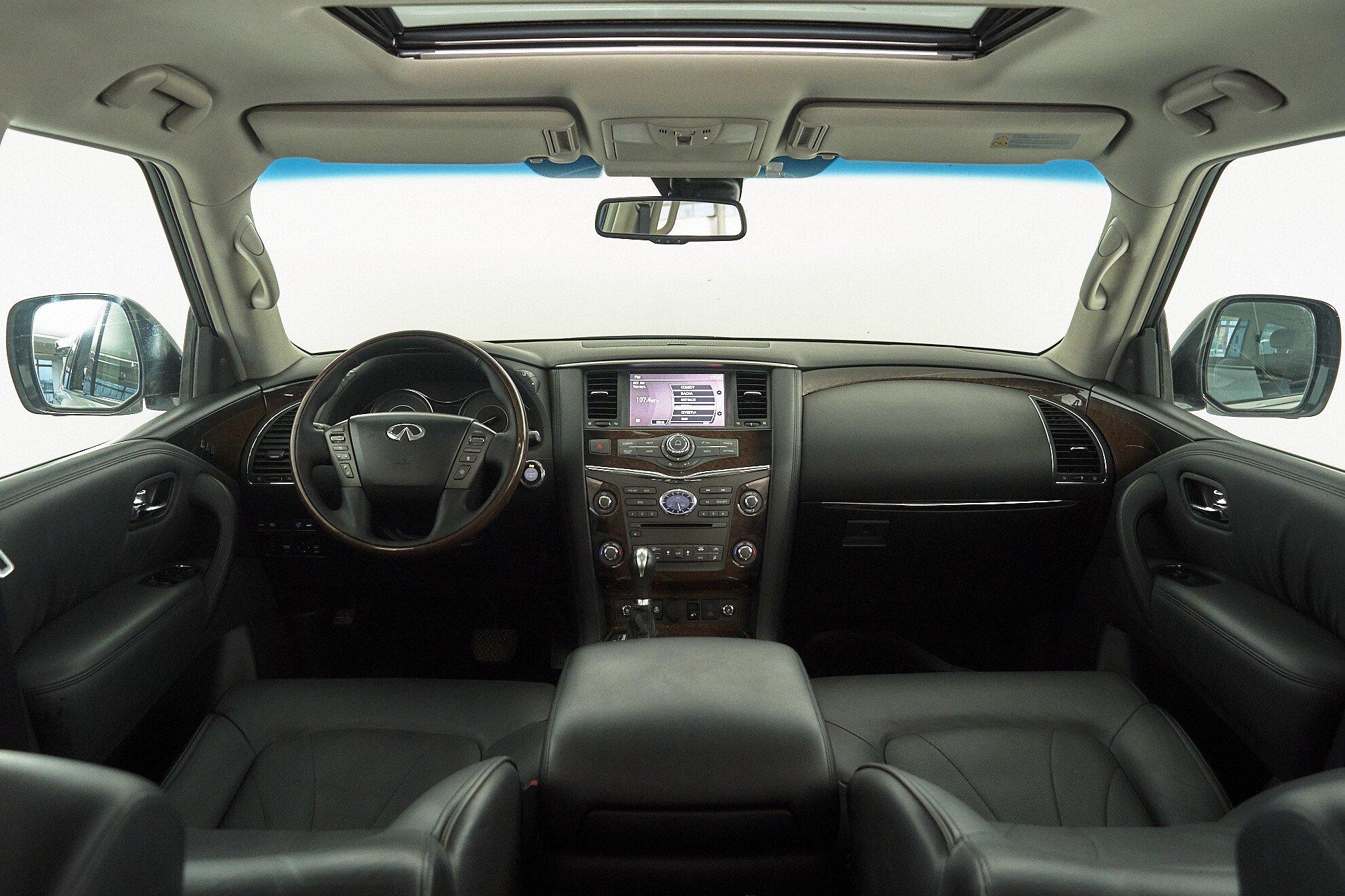 Infiniti QX56 2011, белый