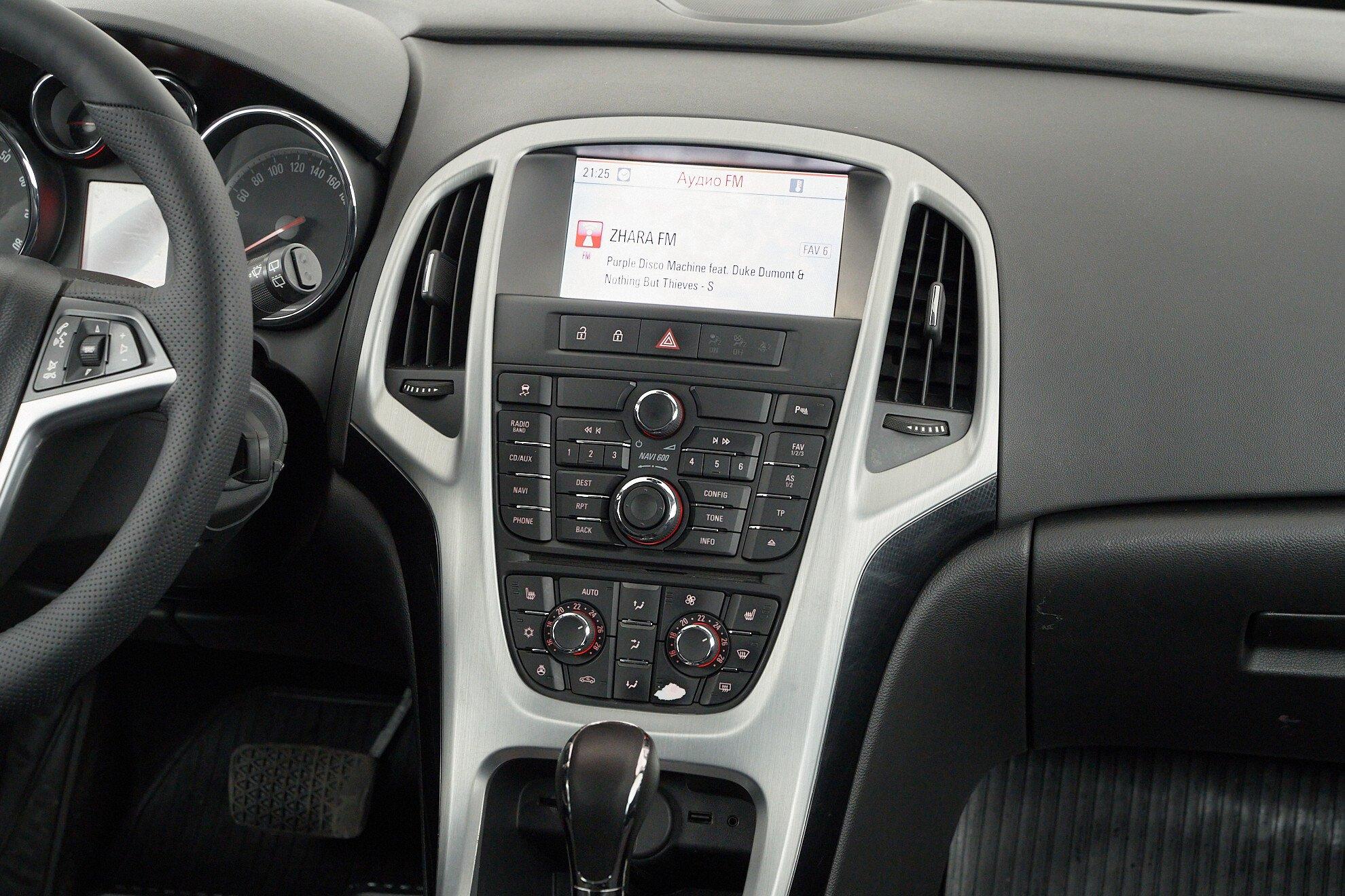 Opel Astra 2014, белый