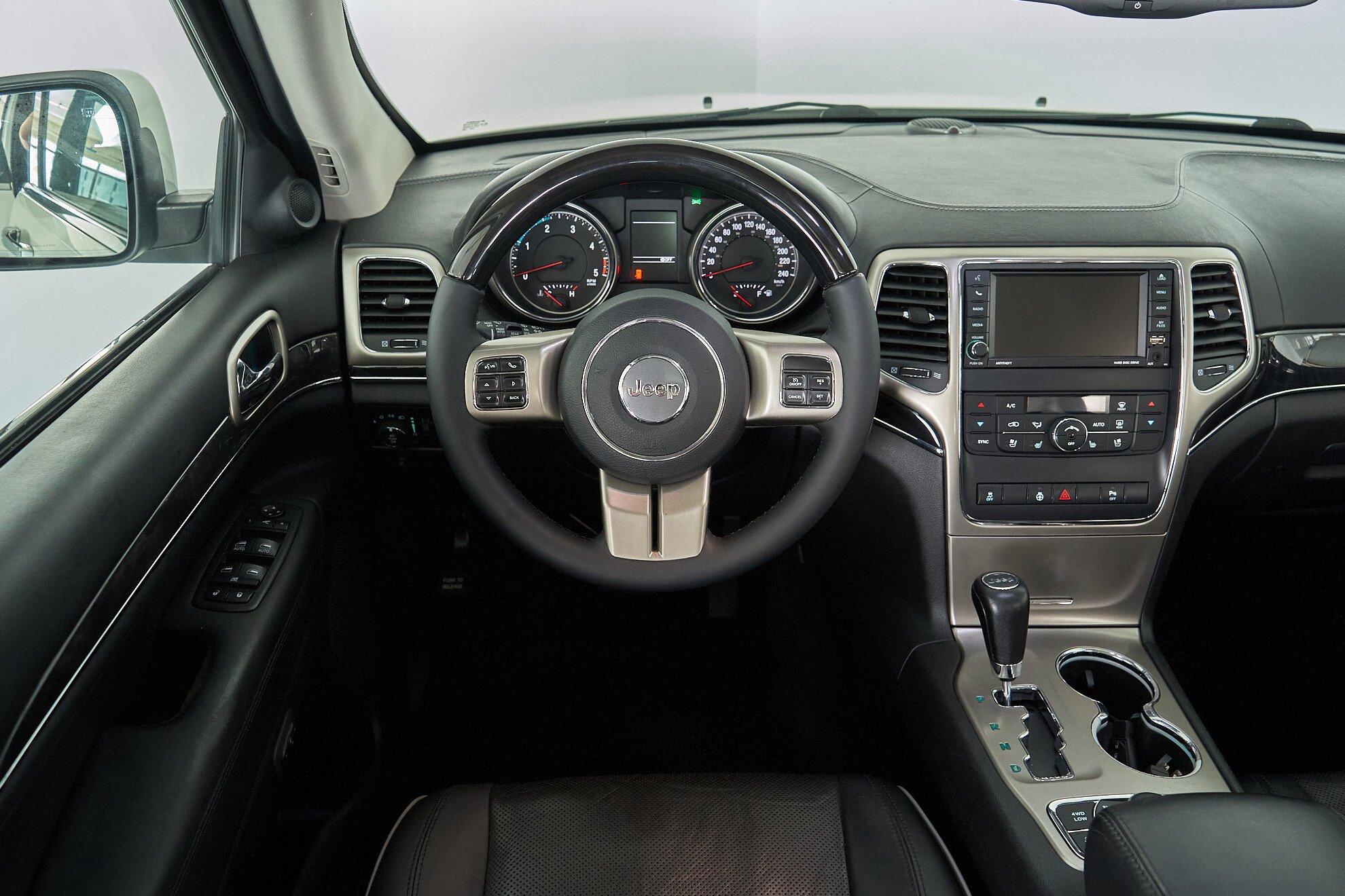 Jeep Grand Cherokee 2012, белый