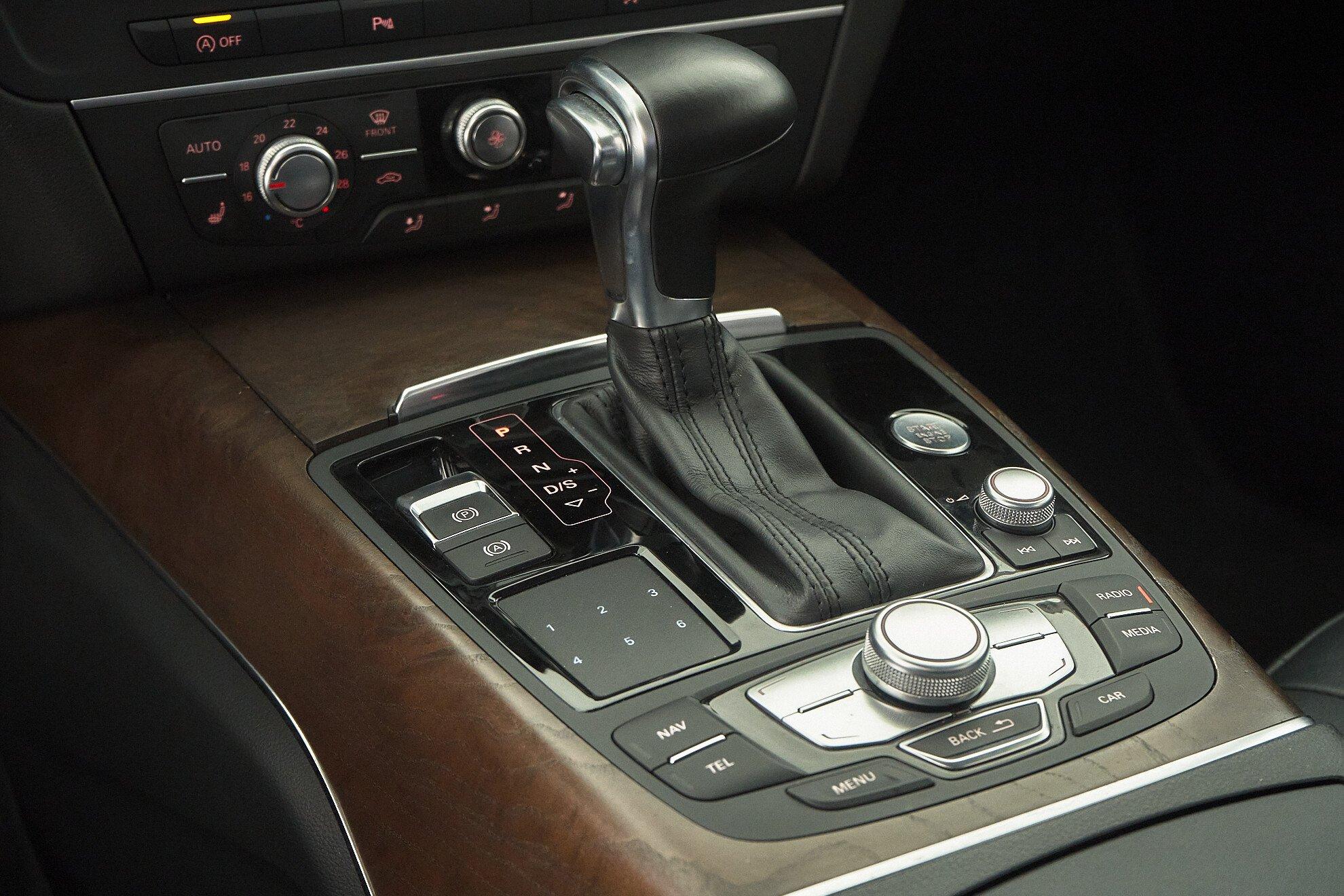 Audi A6 2011, белый