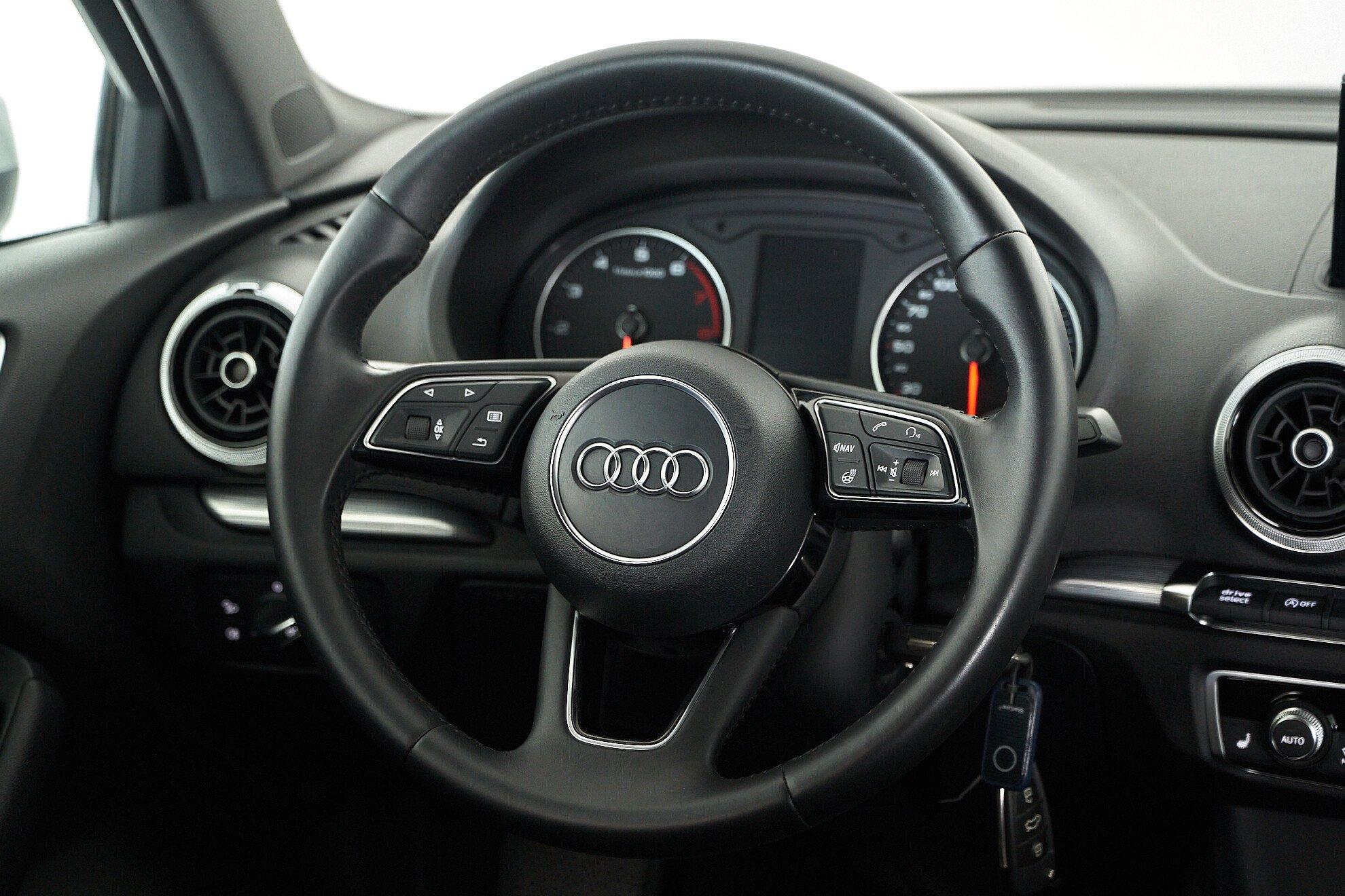 Audi A3 2018, белый