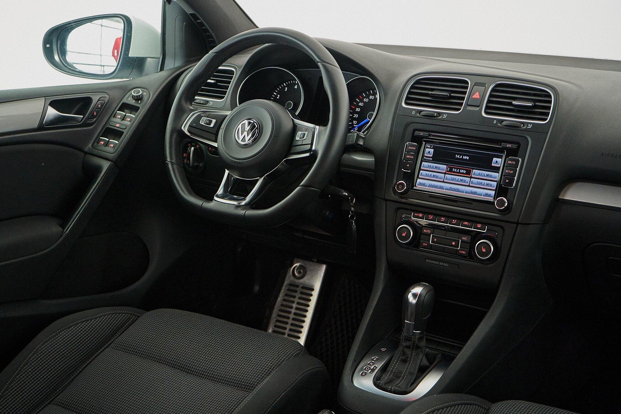 Volkswagen Golf 2012, белый