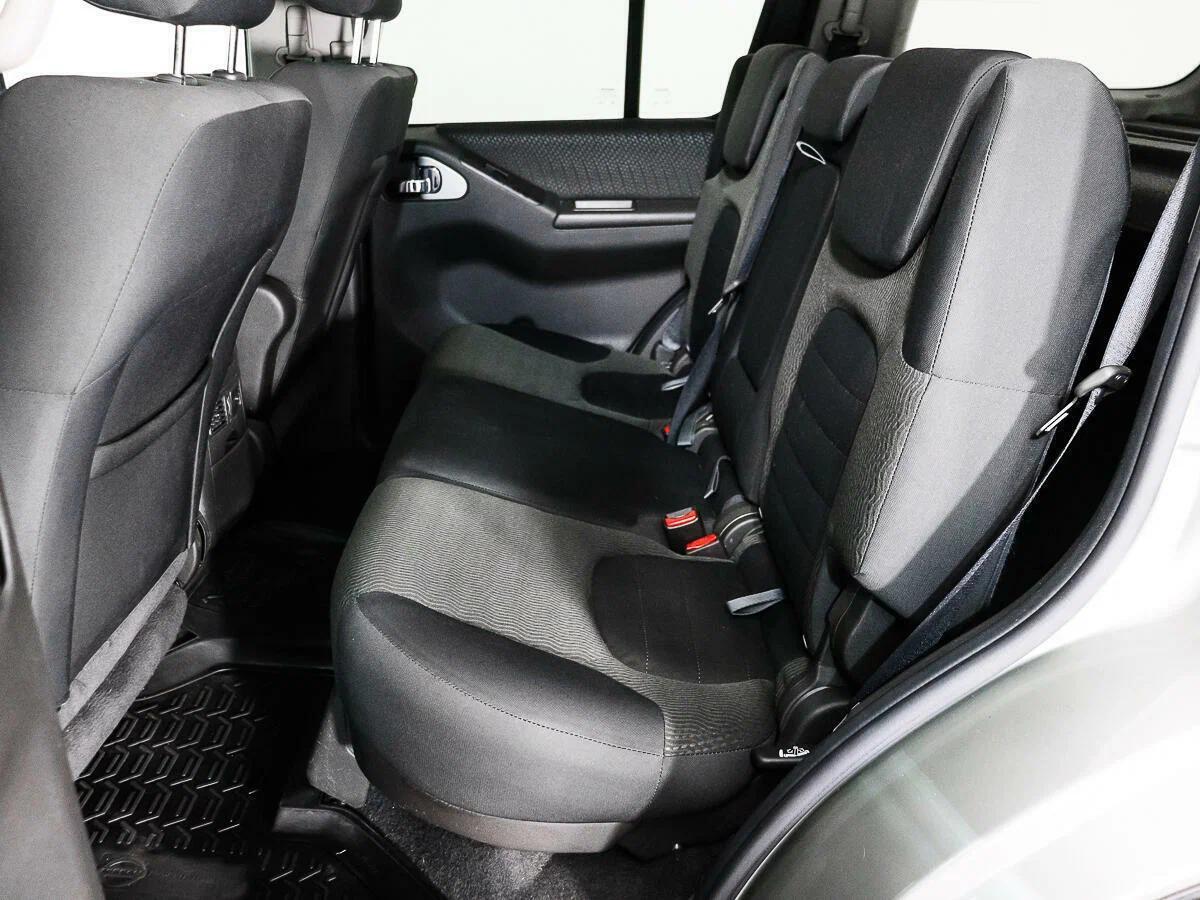 Nissan Pathfinder 2012, серебряный
