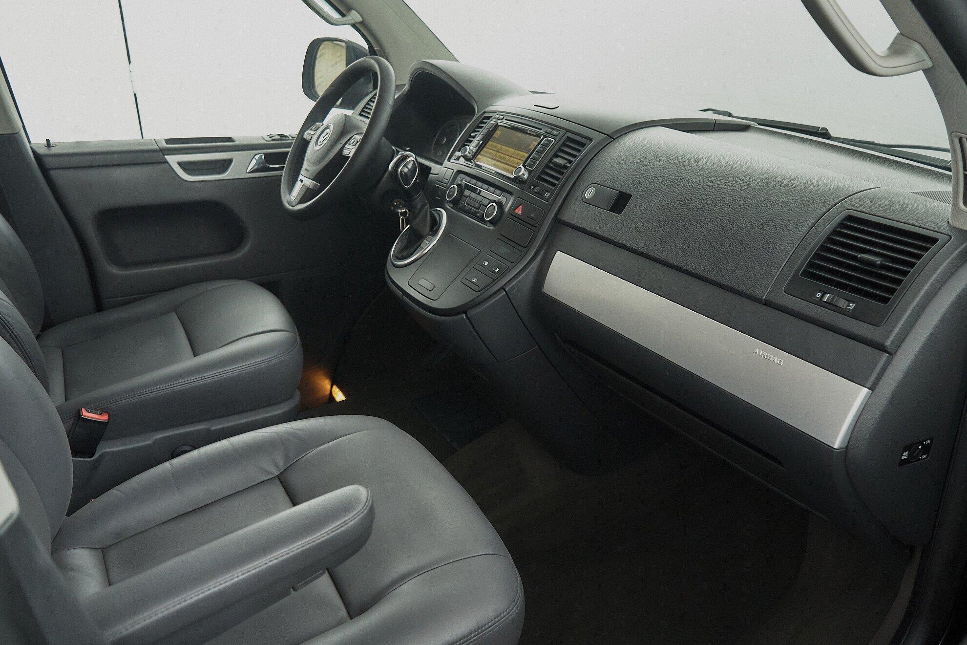 Volkswagen Multivan 2013, черный