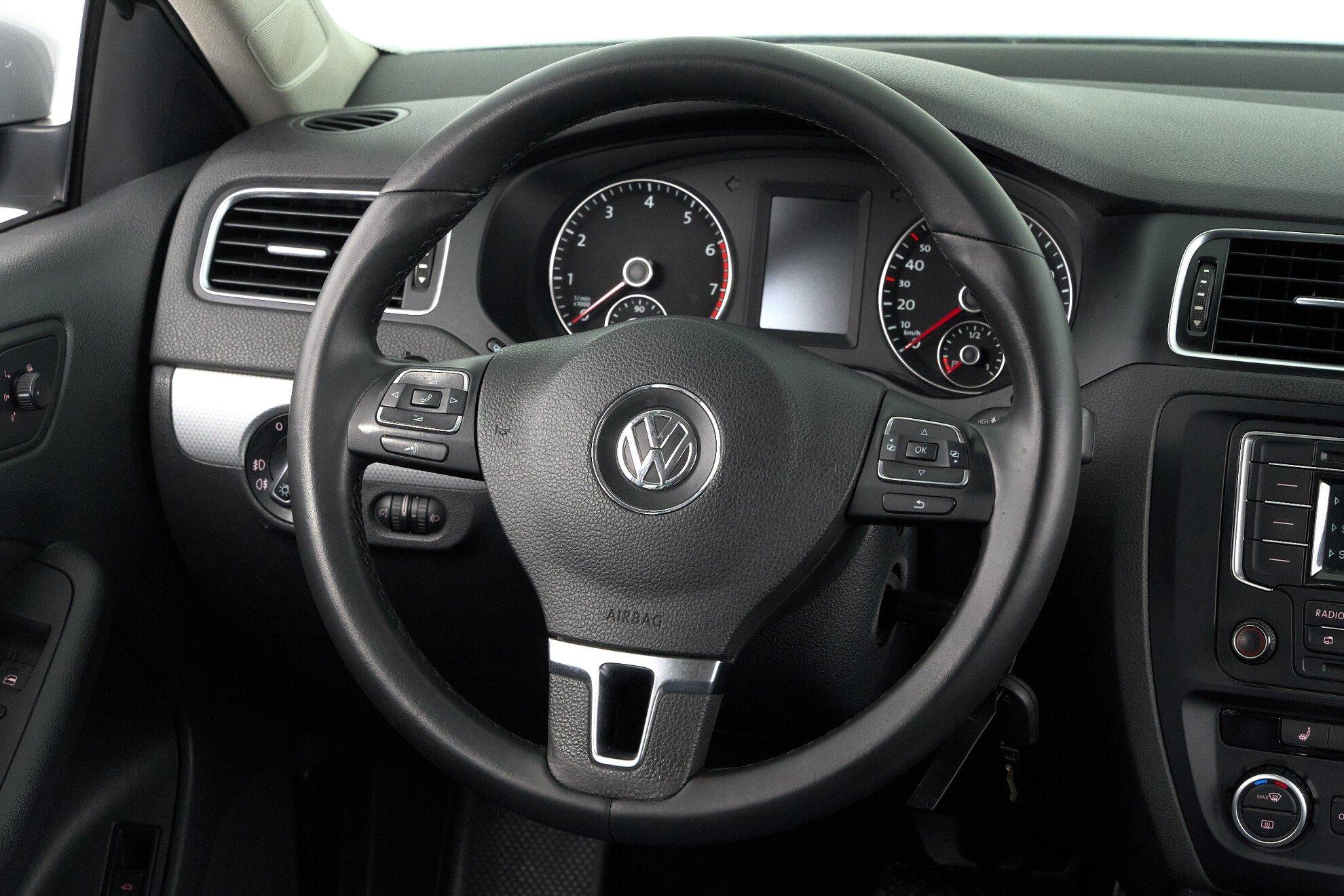 Volkswagen Jetta 2013, серебряный