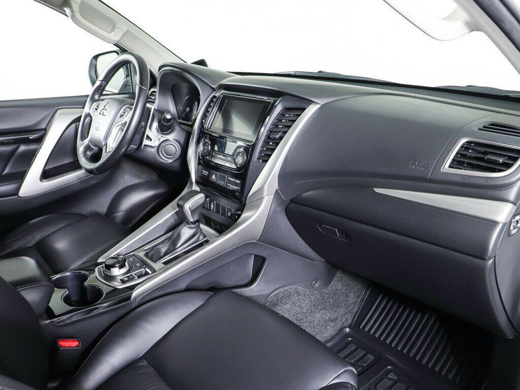 Mitsubishi Pajero Sport 2017, белый