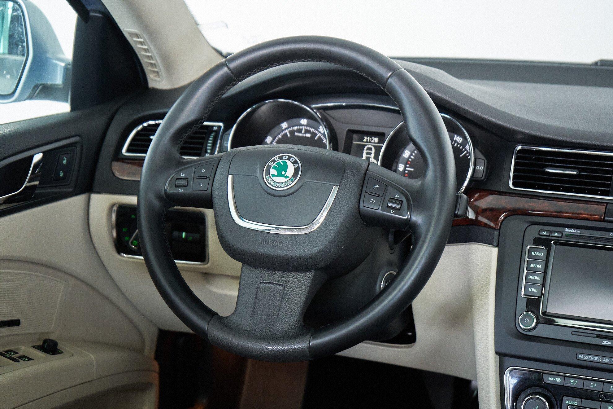Skoda Superb 2011, голубой