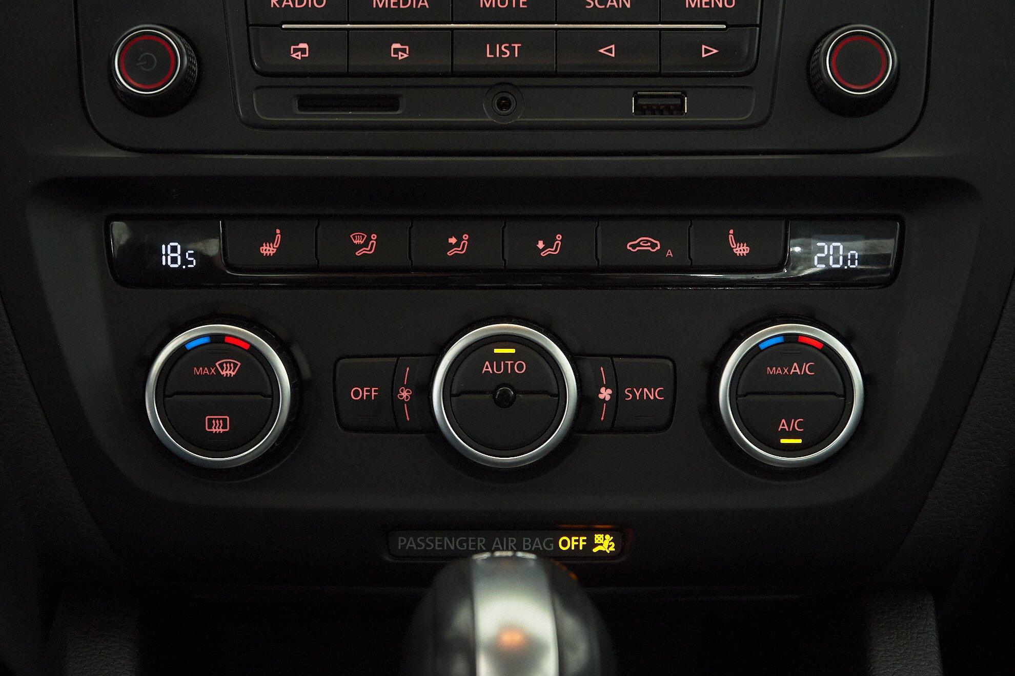 Volkswagen Jetta 2014, белый