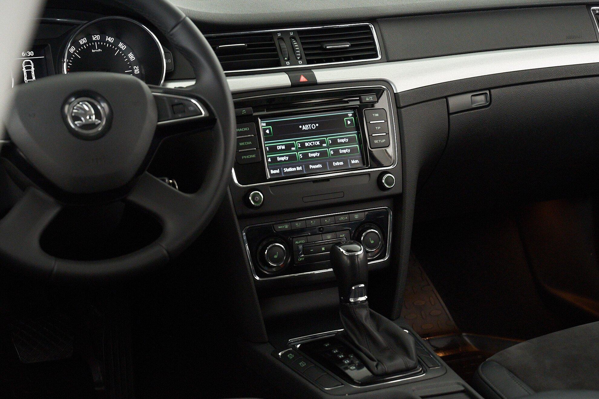 Skoda Superb 2014, коричневый