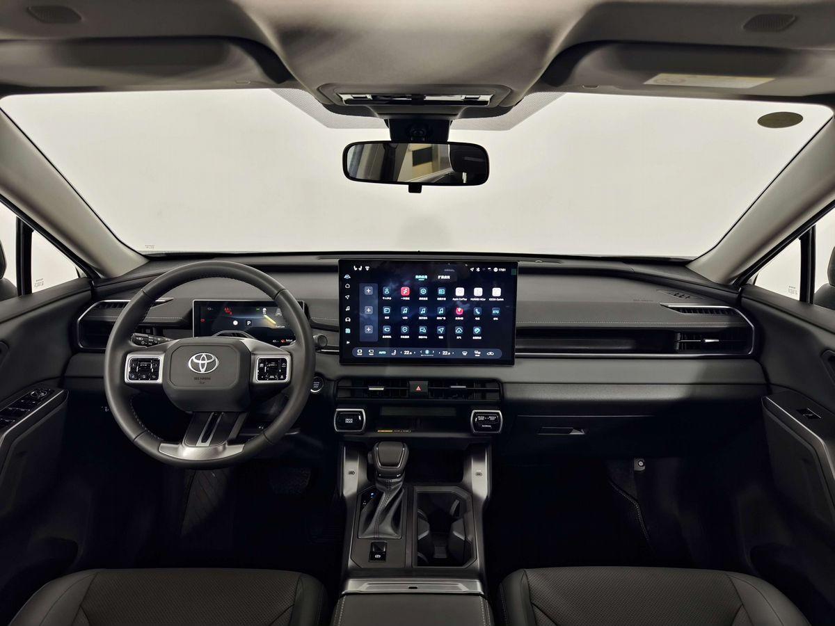 Toyota RAV4 2025, белый