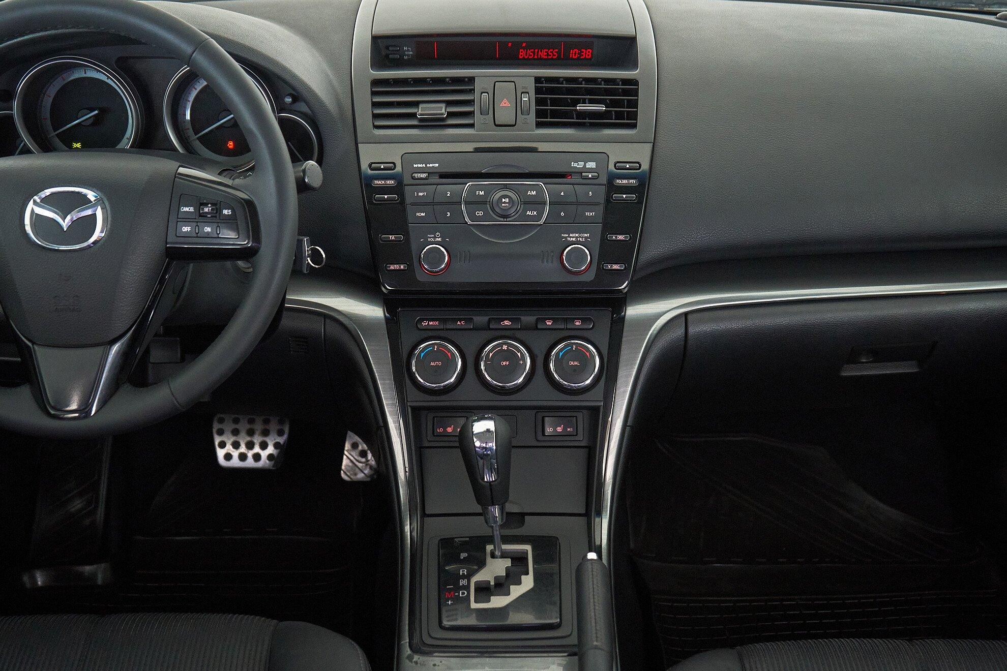 Mazda 6 2010, белый