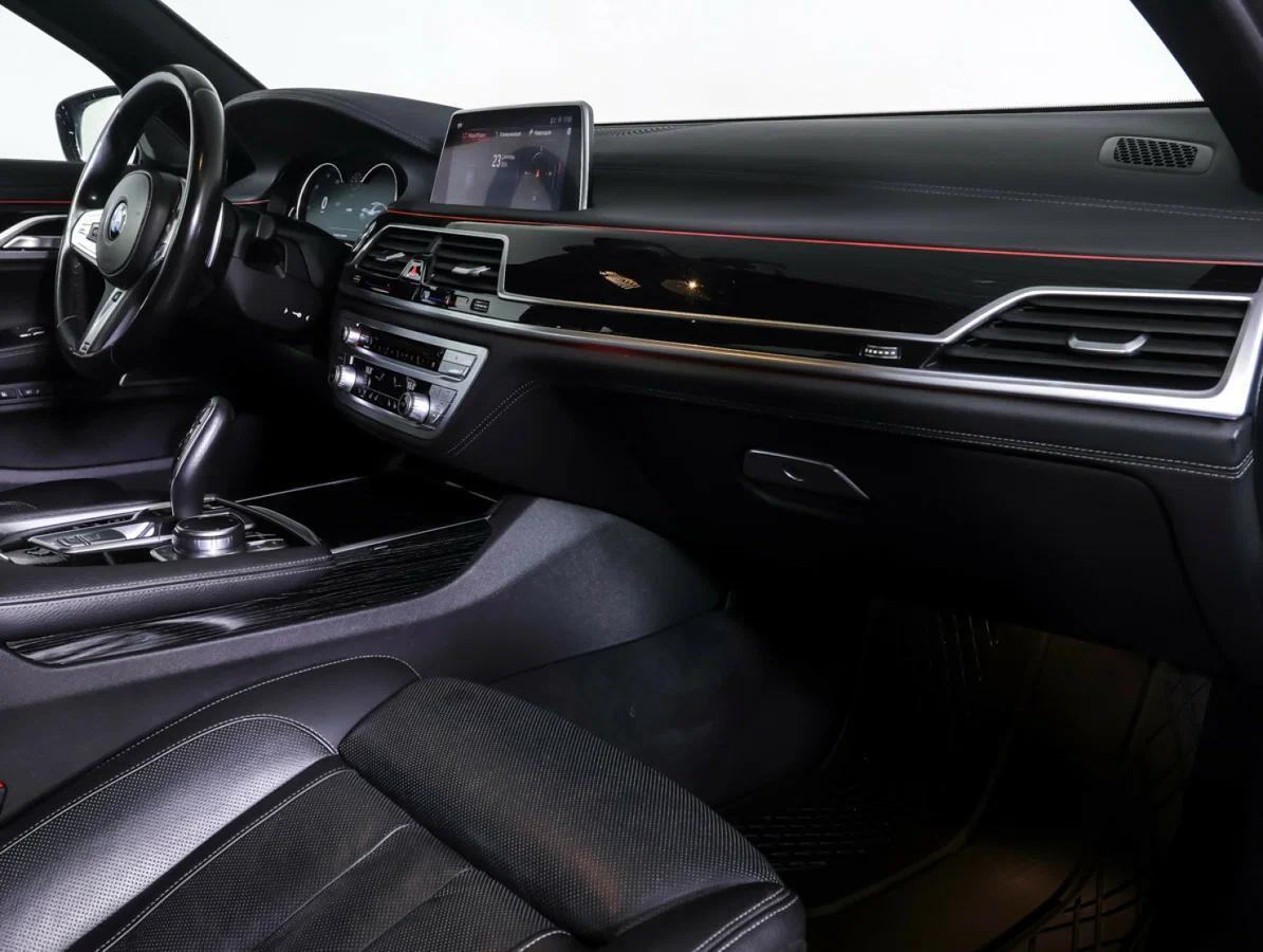 BMW 7 серии 2018, серый