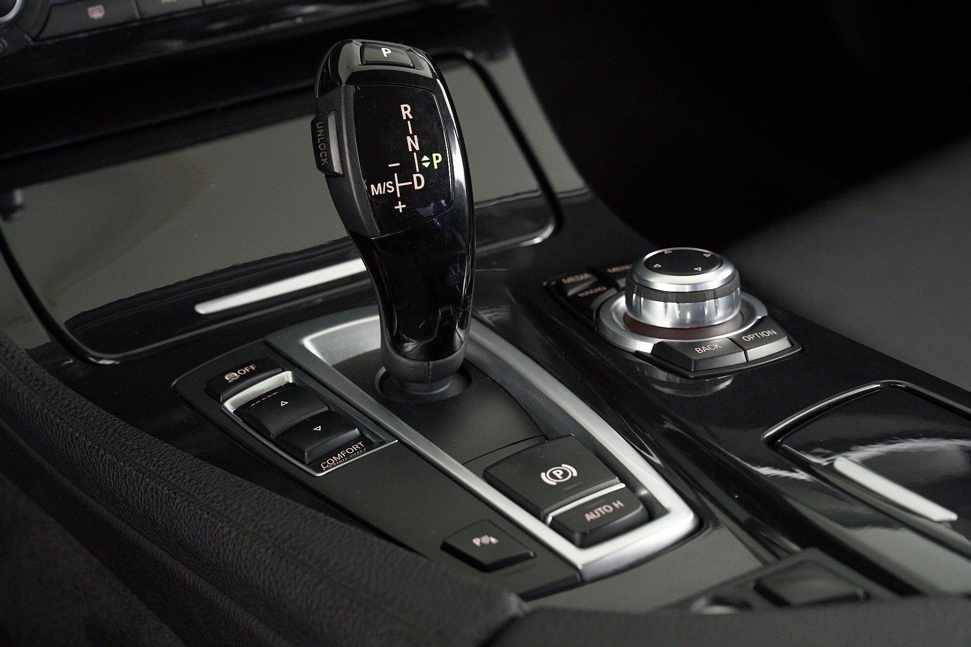 BMW 5 серии 2016, серый