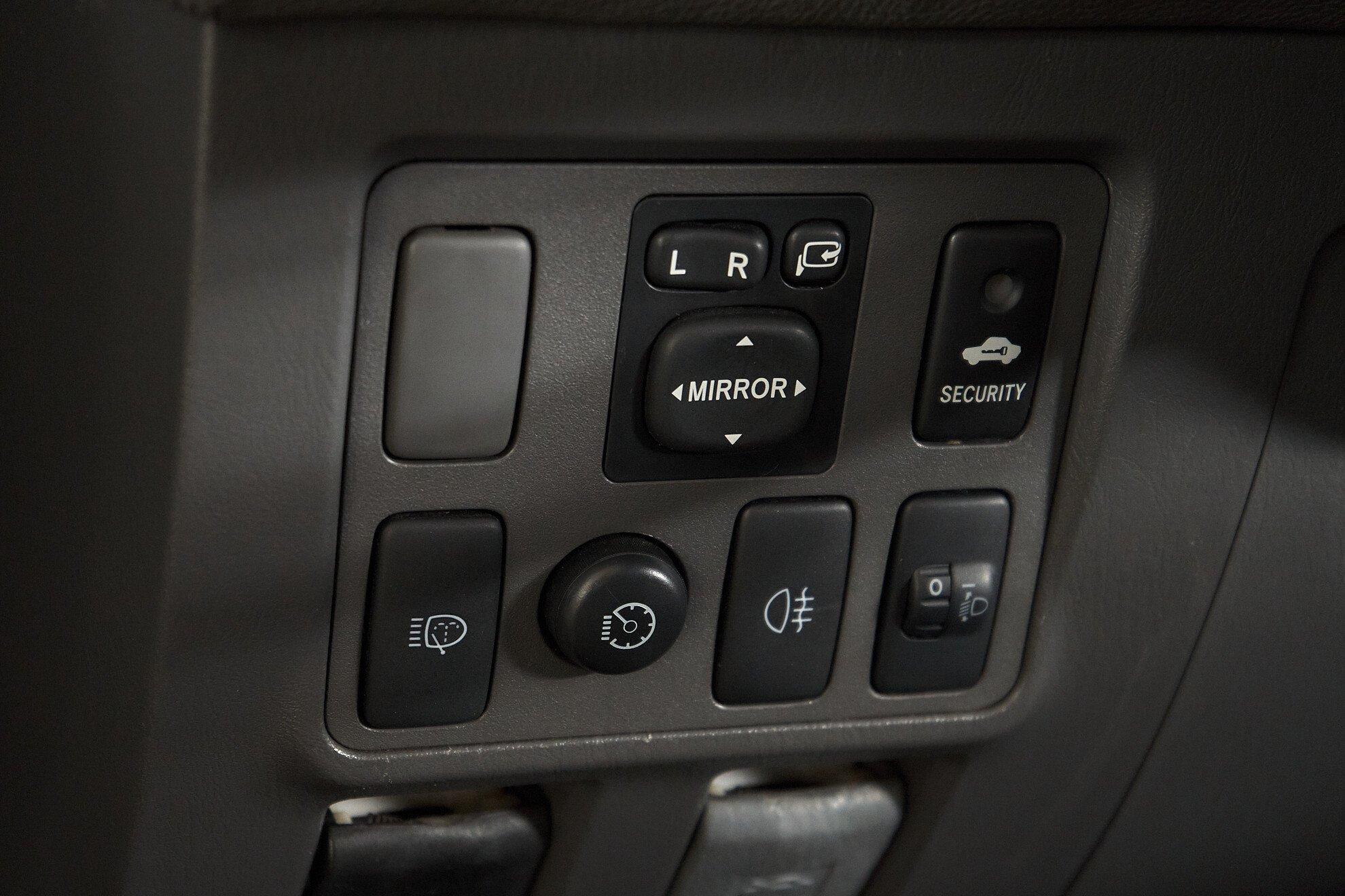 Toyota Hilux 2013, черный