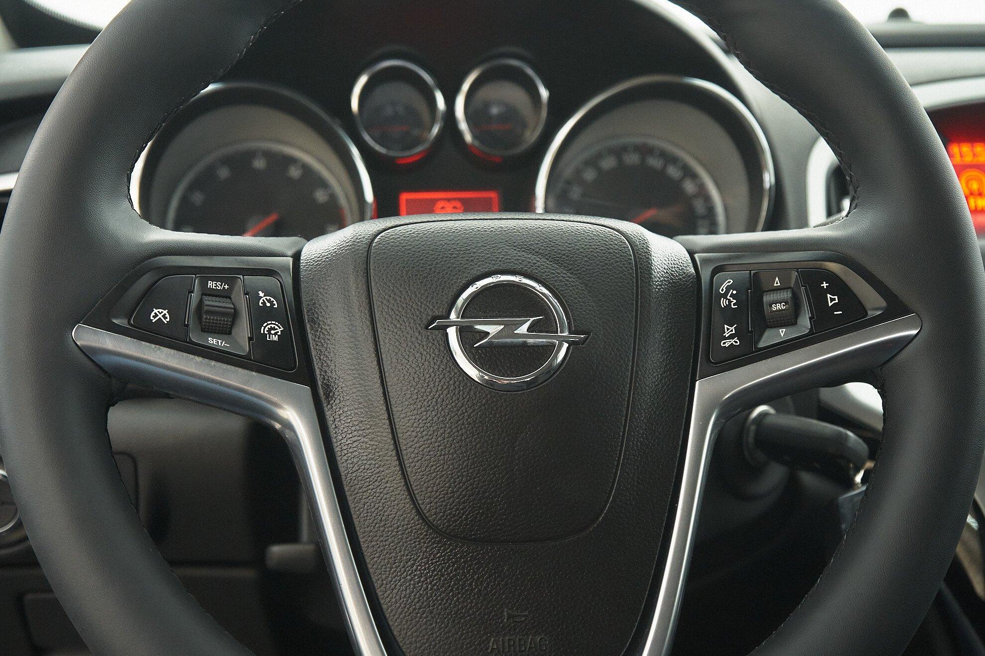 Opel Astra 2013, серый