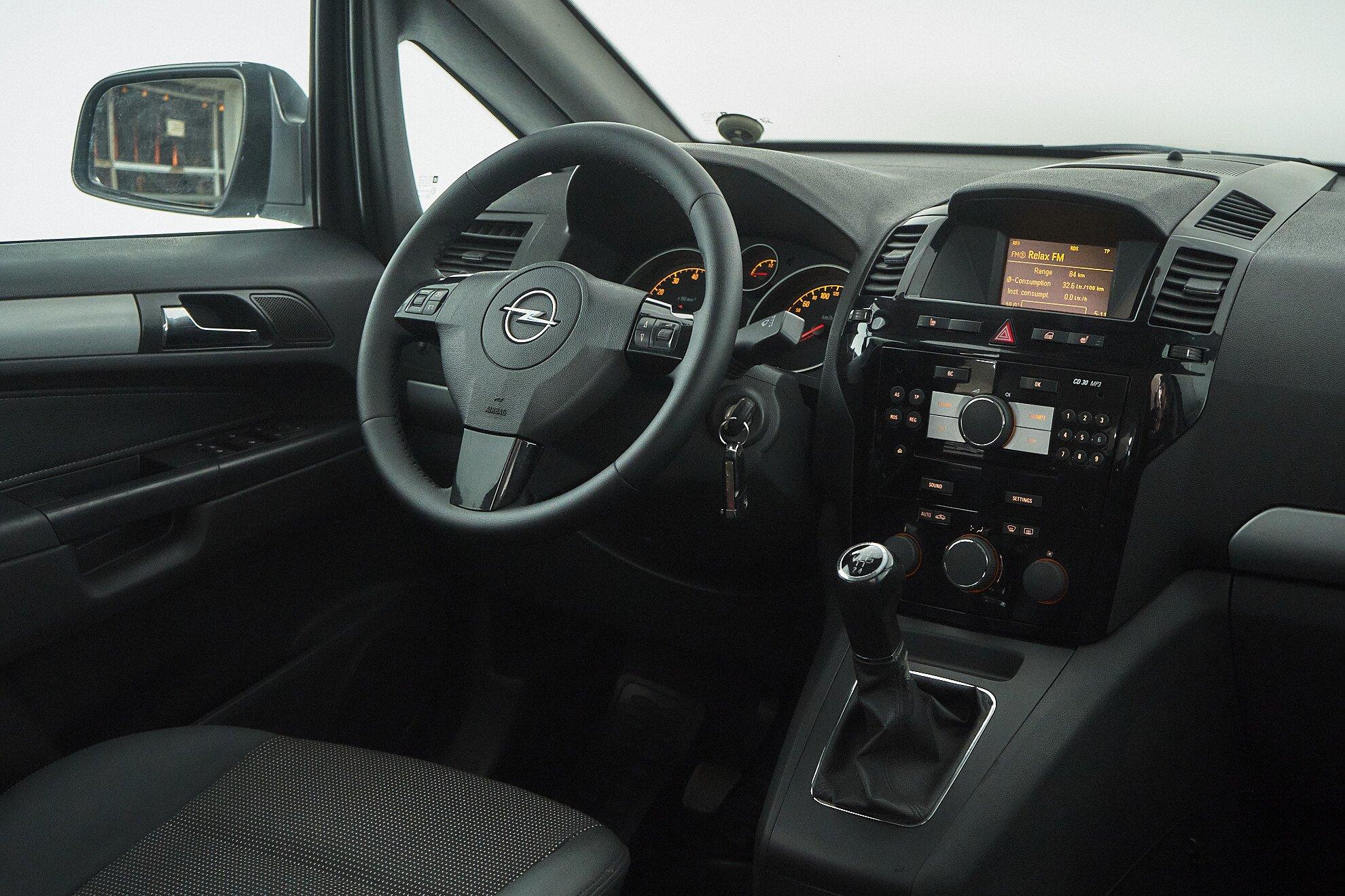 Opel Zafira 2011, серый
