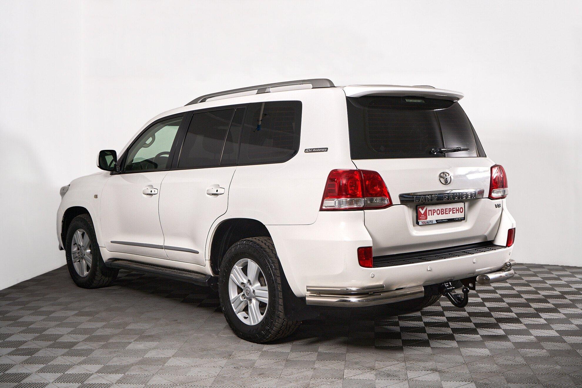Toyota Land Cruiser 2011, белый