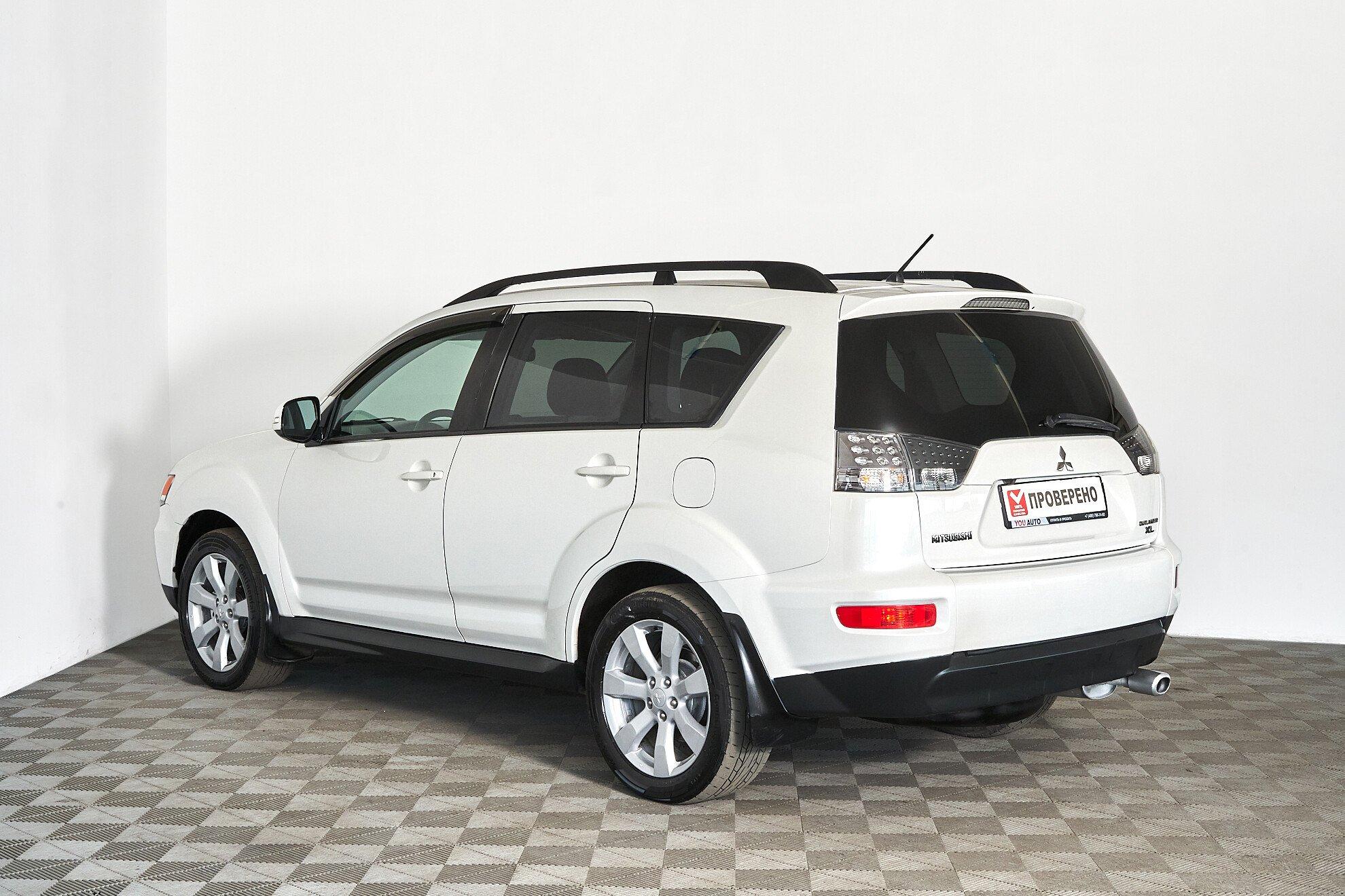Mitsubishi Outlander 2010, белый