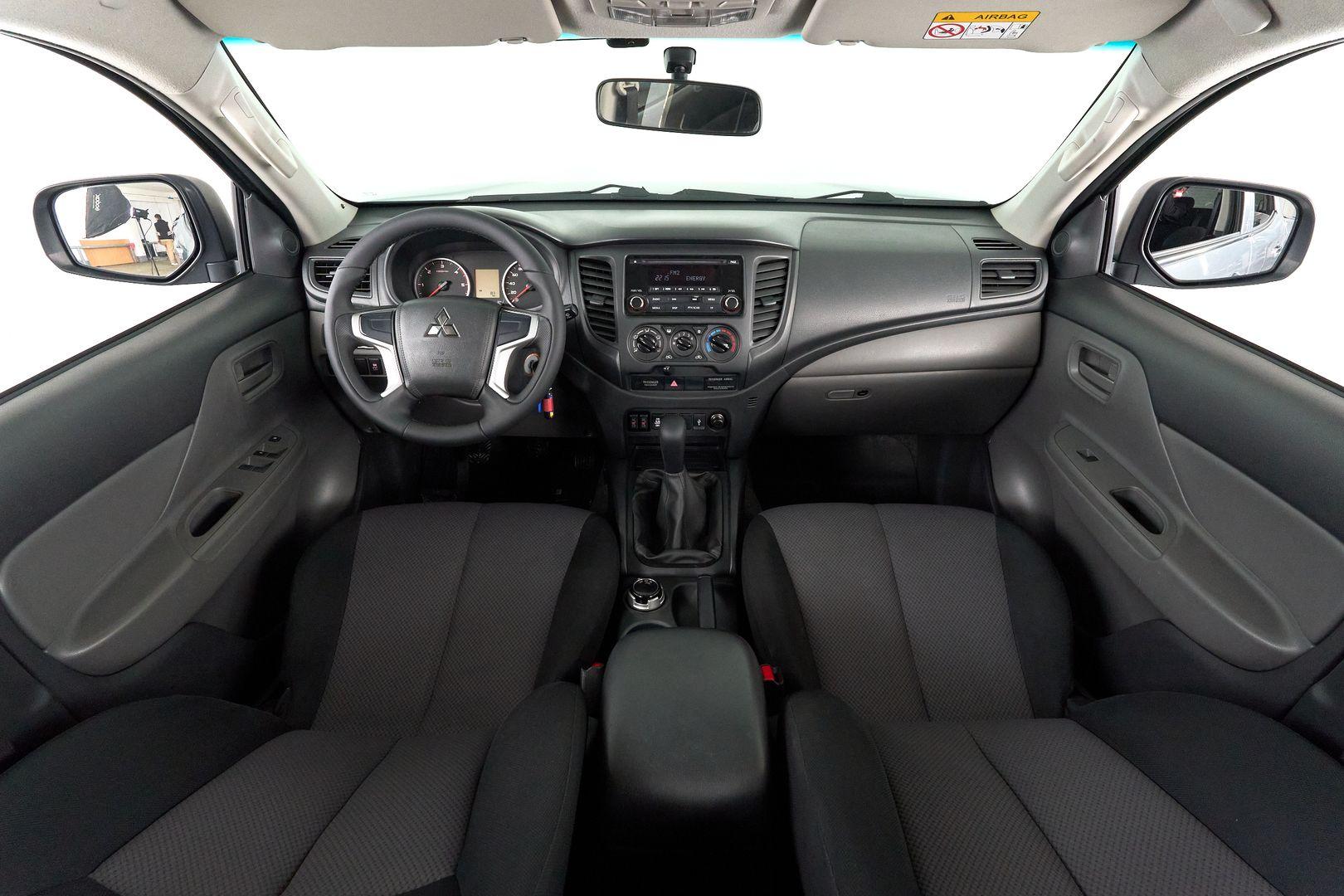 Mitsubishi L200 2017, серый
