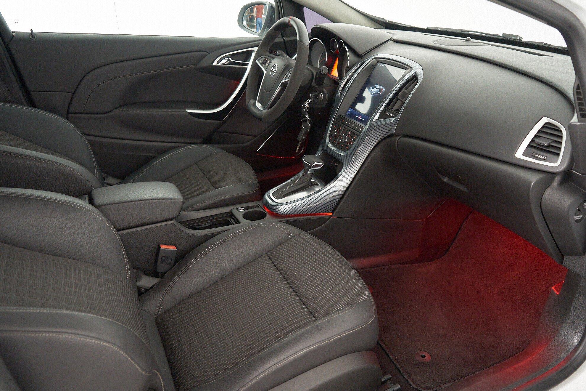 Opel Astra 2013, белый