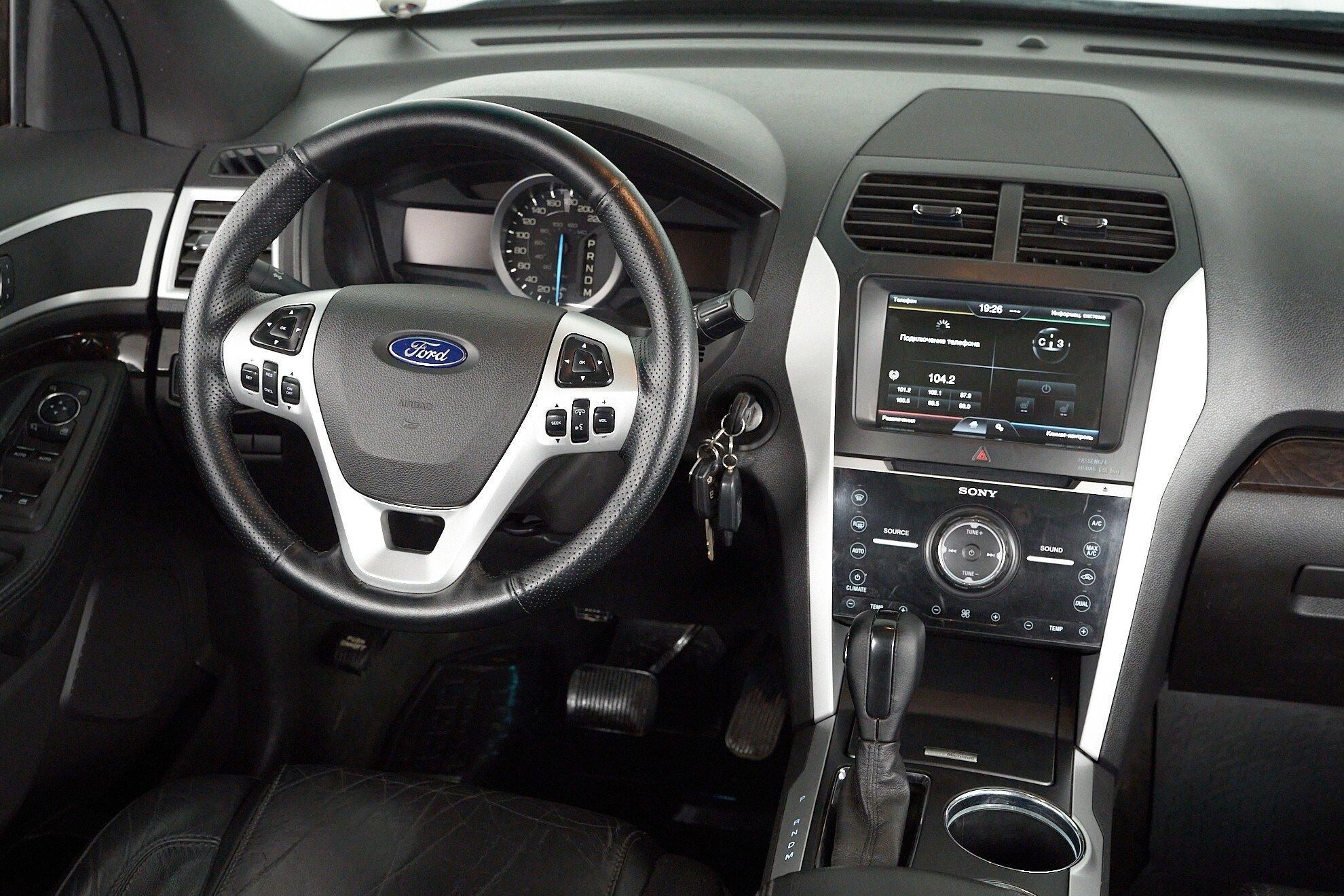 Ford Explorer 2014, серый