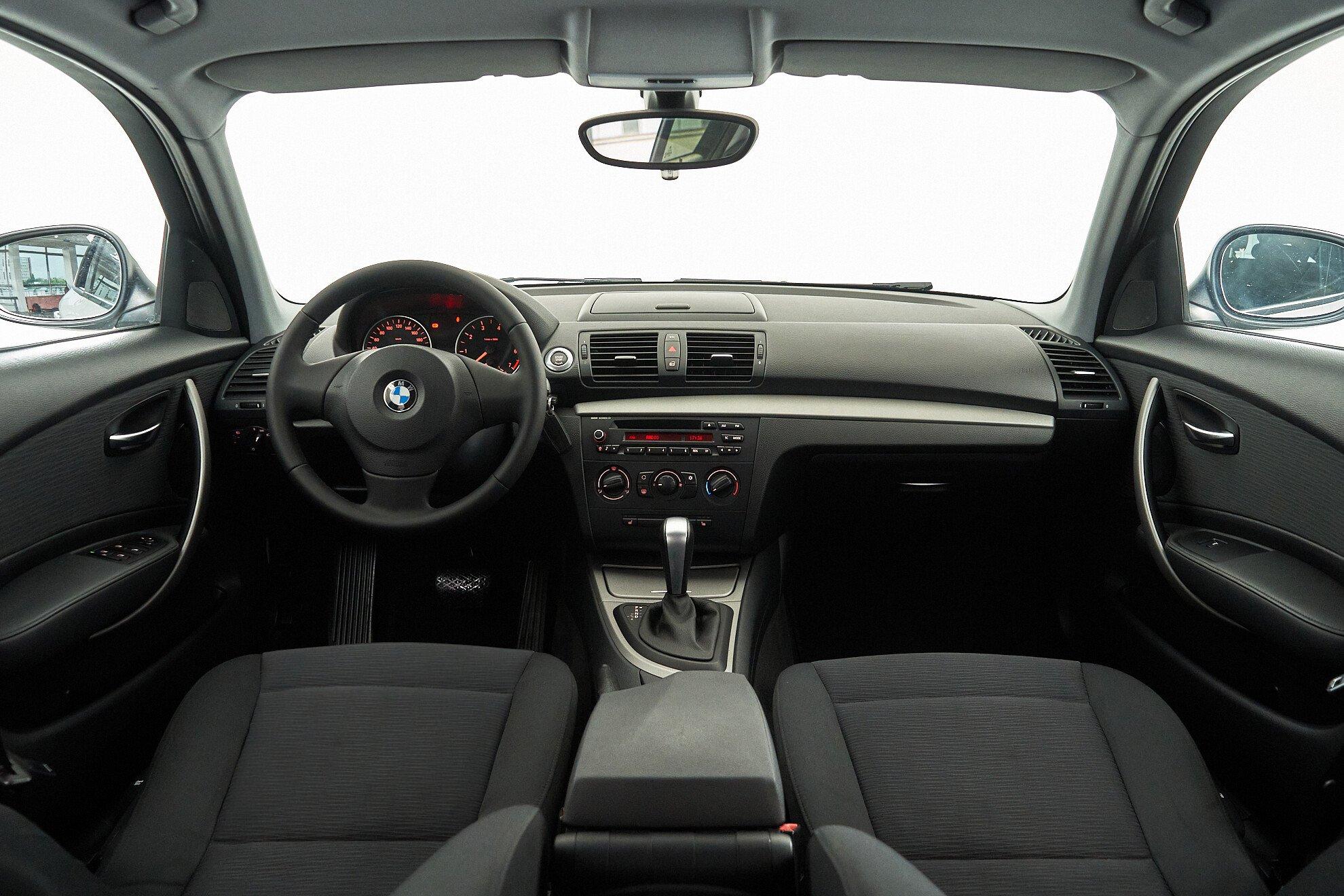 BMW 1 серии 2011, белый
