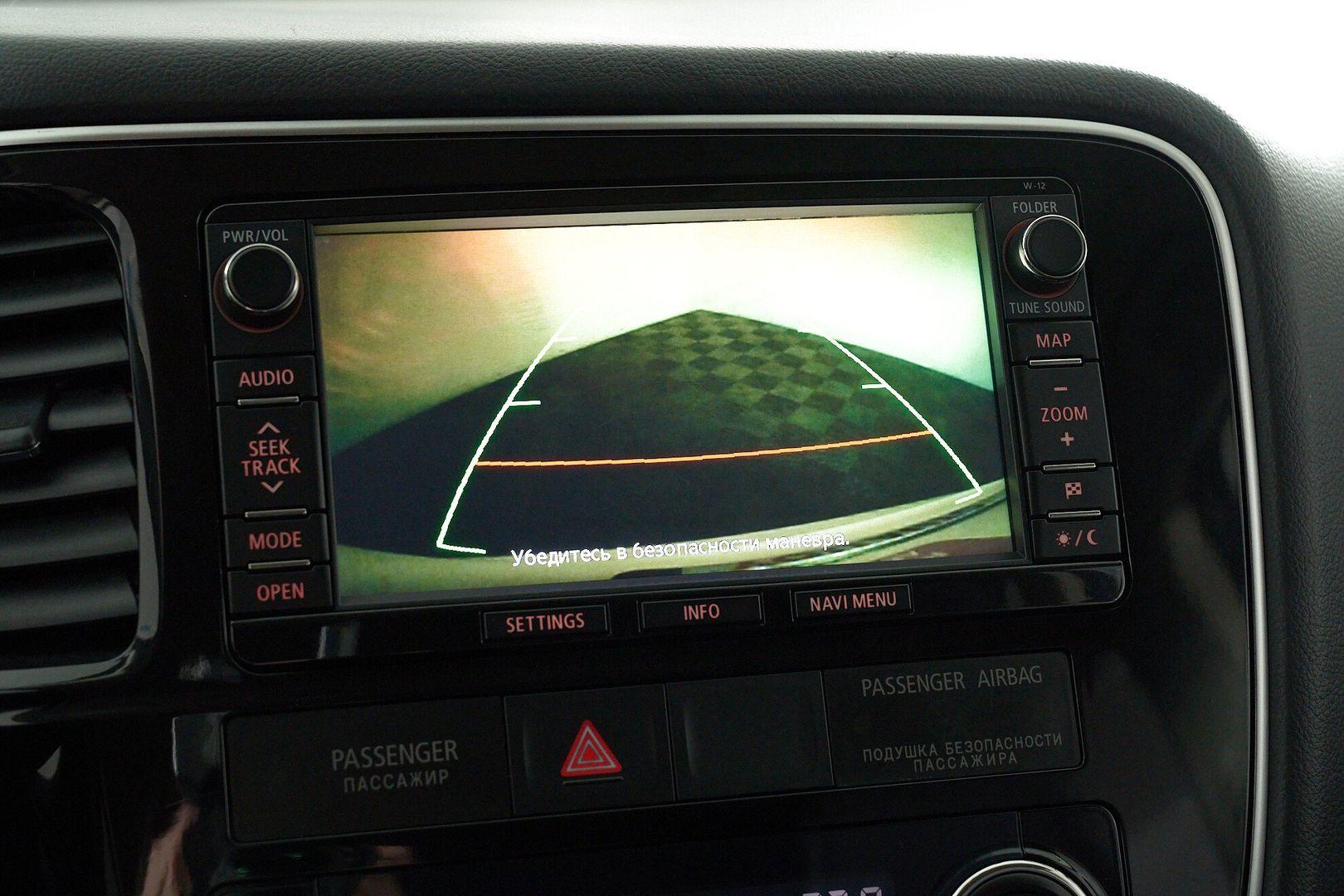 Mitsubishi Outlander 2013, белый
