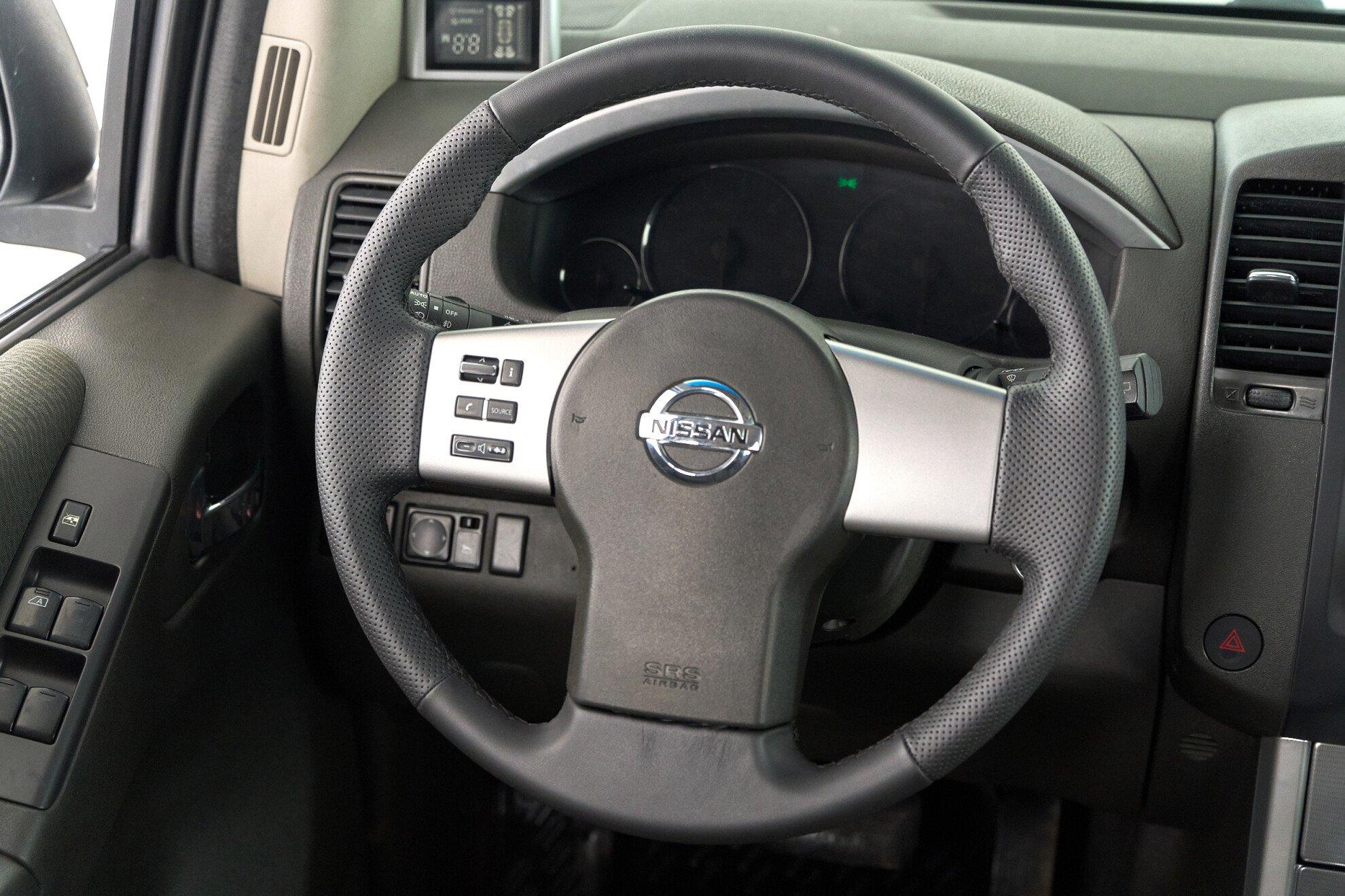 Nissan Pathfinder 2011, белый