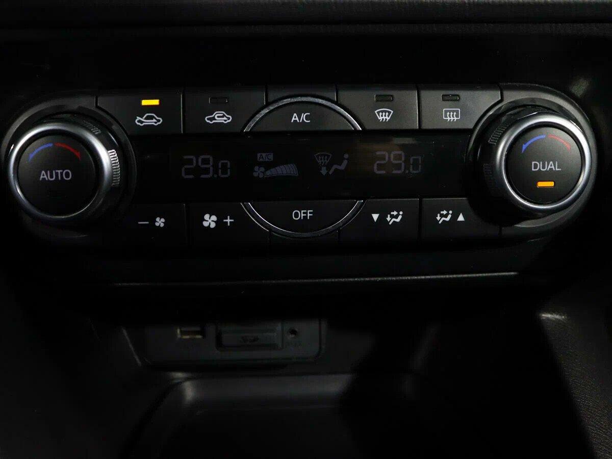 Mazda 3 2018, белый