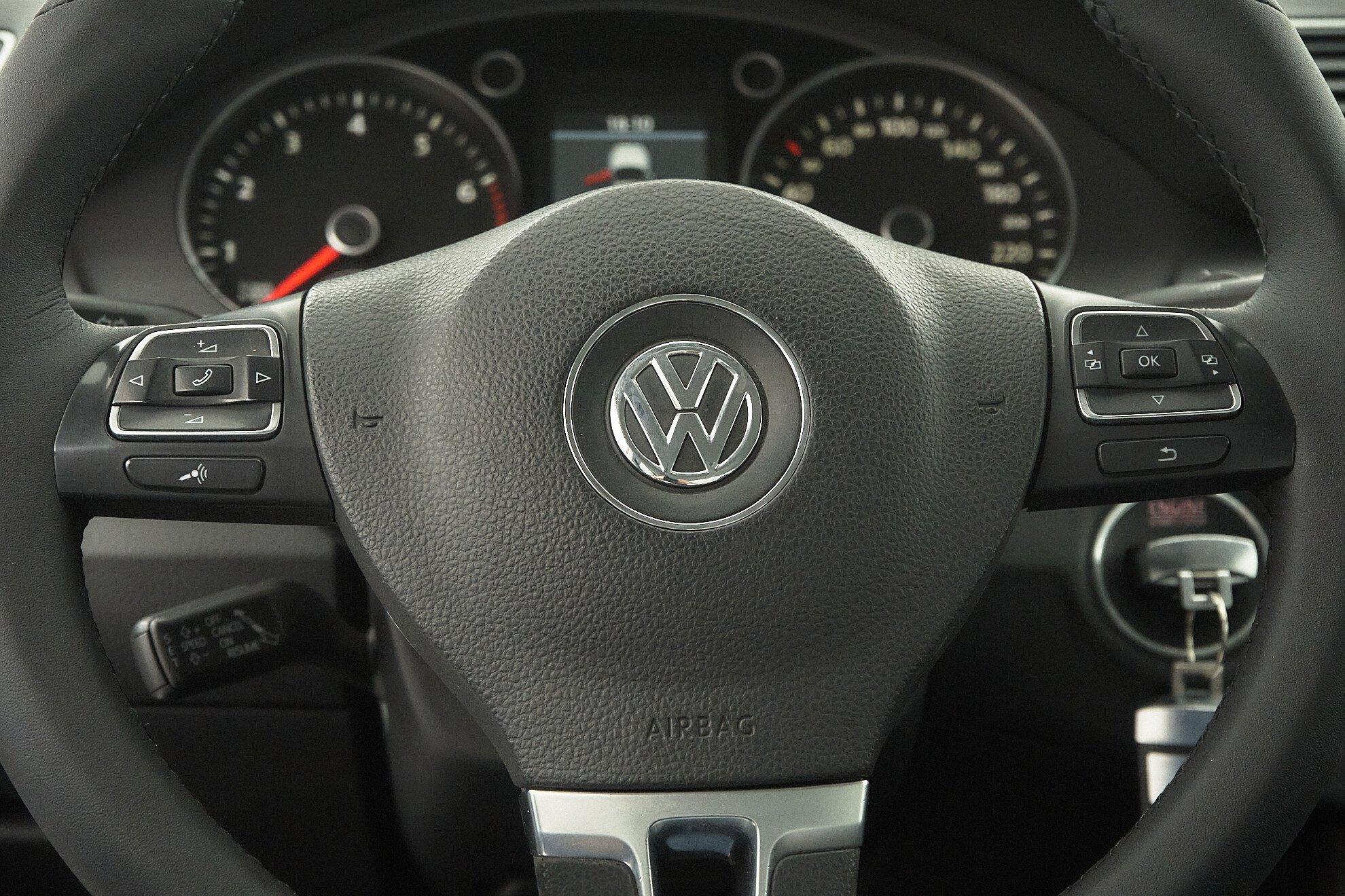 Volkswagen Passat 2011, белый