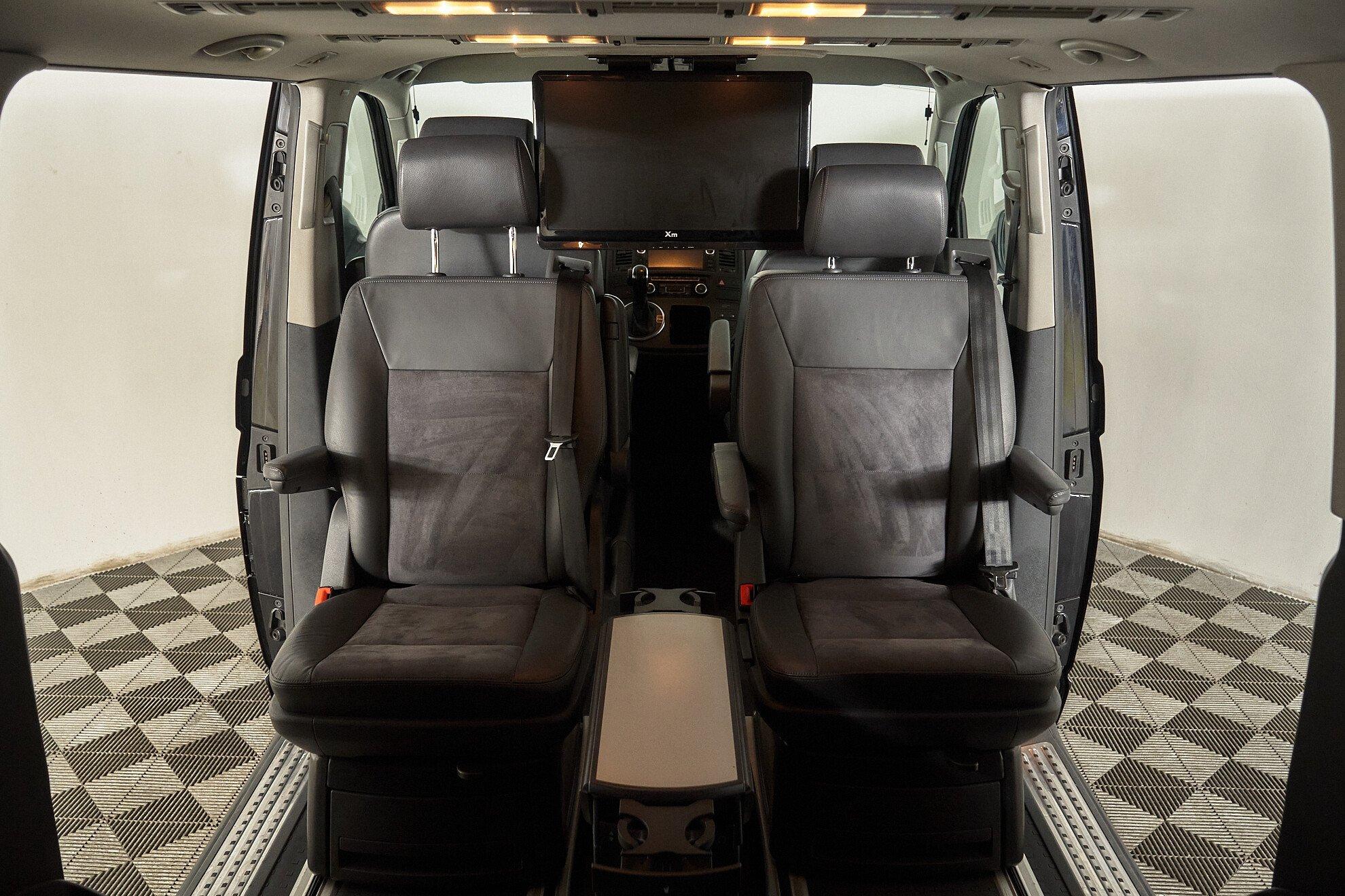 Volkswagen Multivan 2013, черный