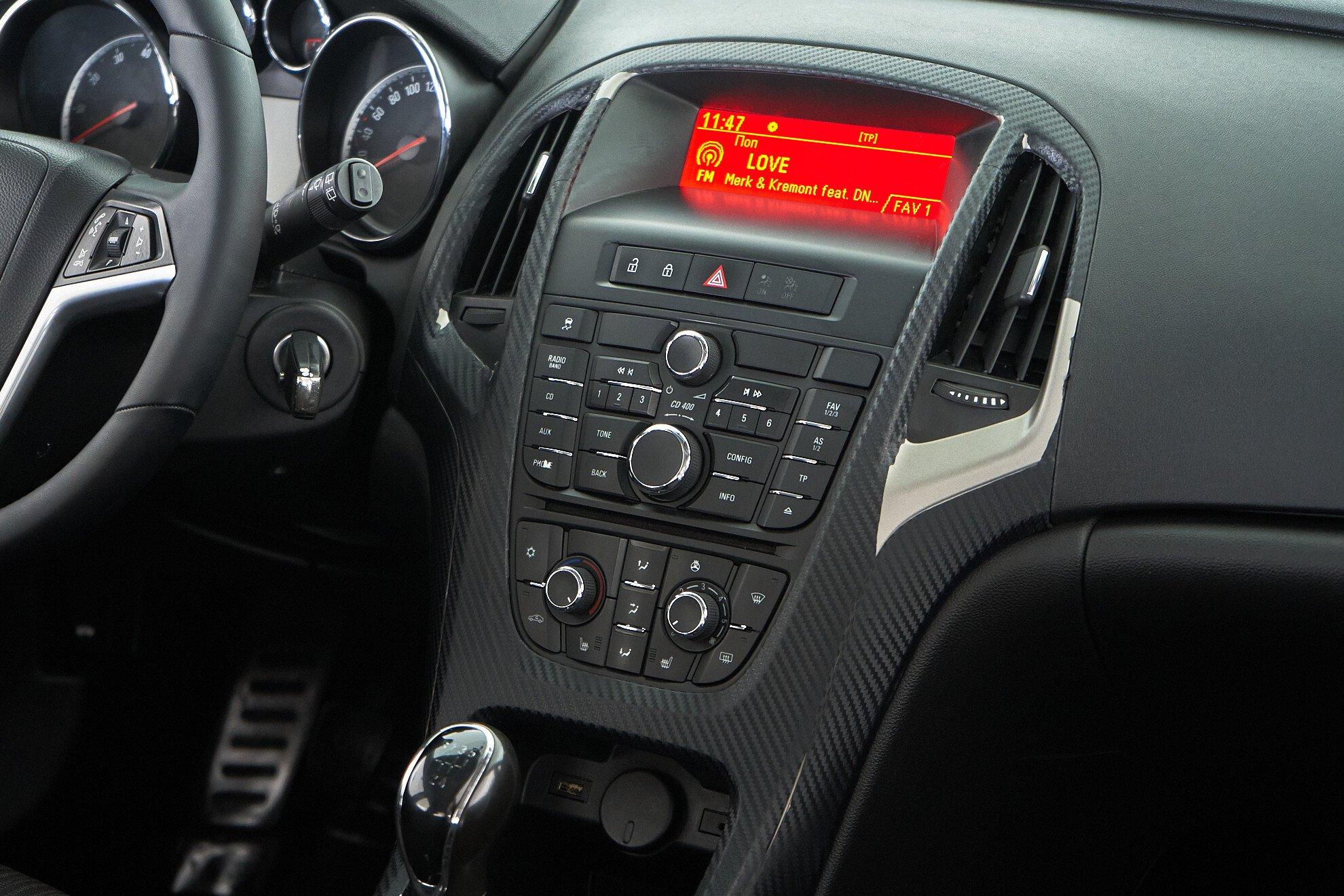 Opel Astra 2012, белый