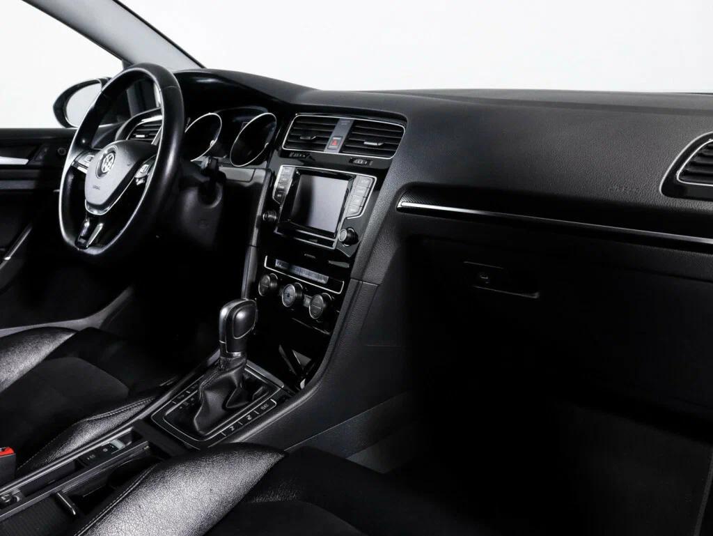 Volkswagen Golf 2016, белый