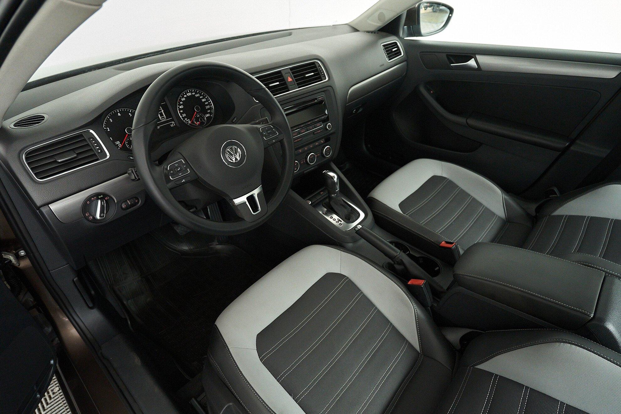 Volkswagen Jetta 2012, коричневый