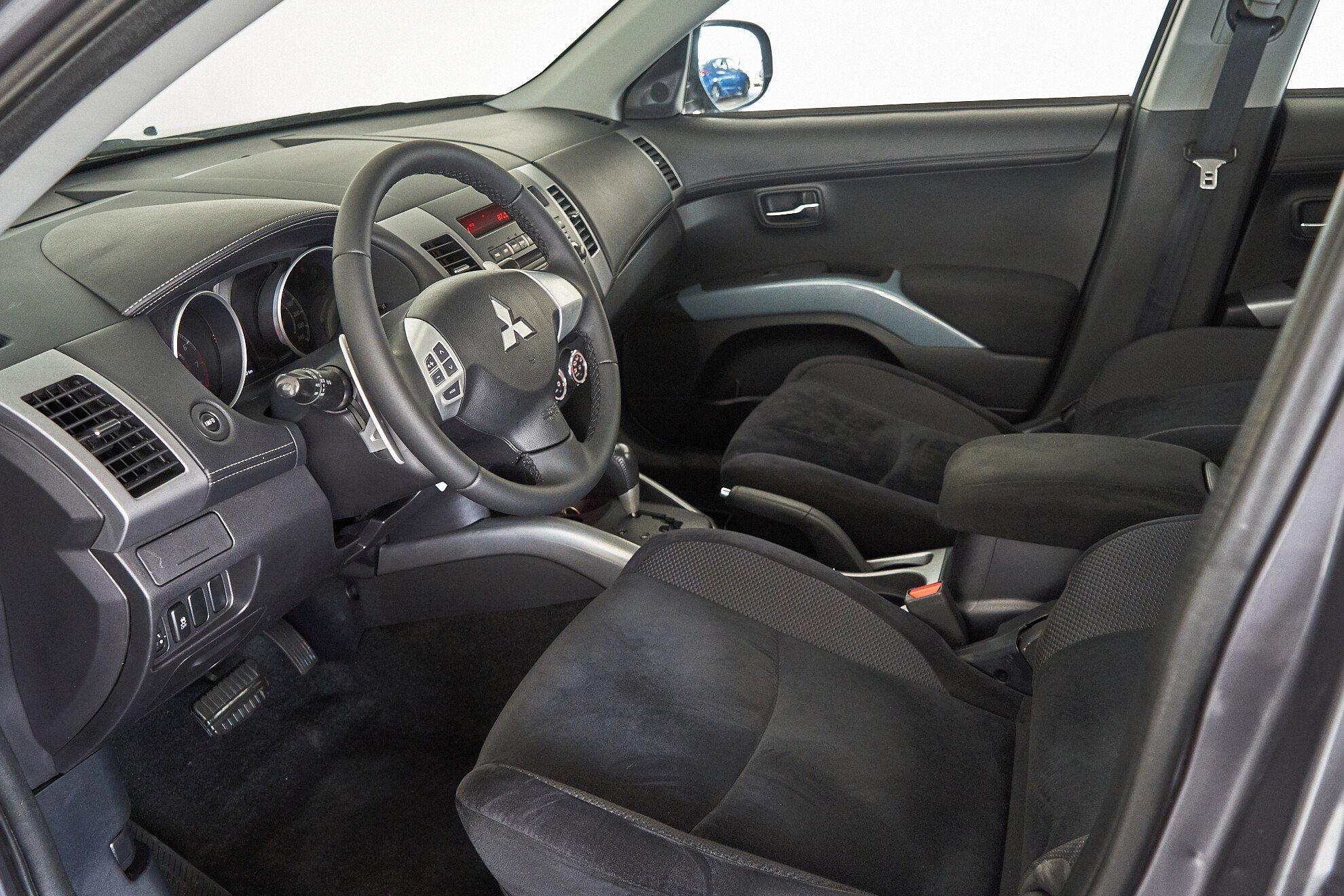 Mitsubishi Outlander 2011, серый
