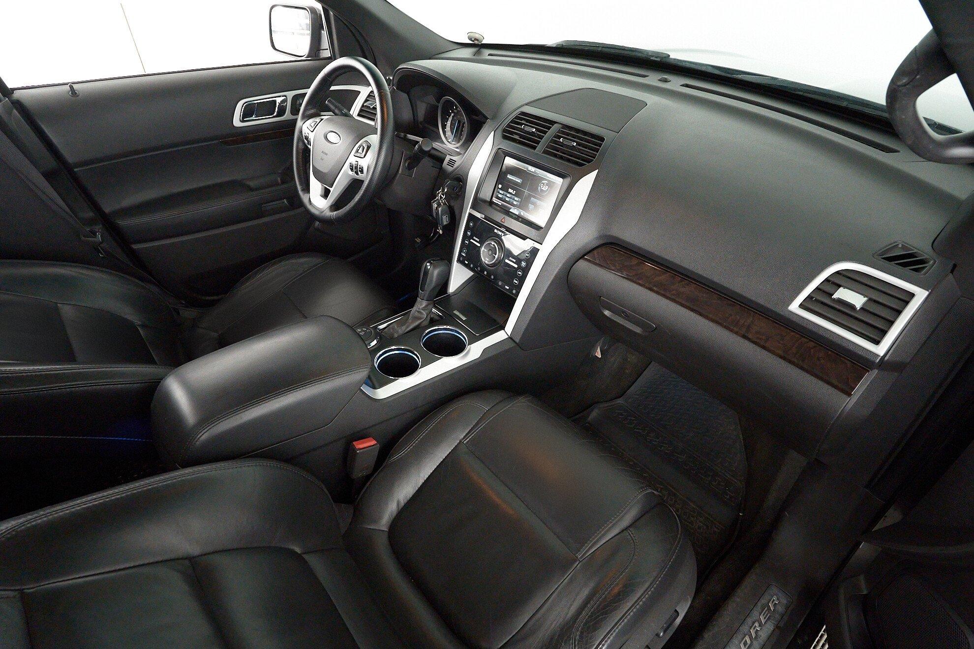 Ford Explorer 2014, серый