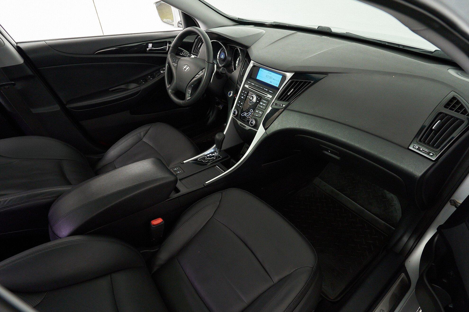 Hyundai Sonata 2011, серебряный