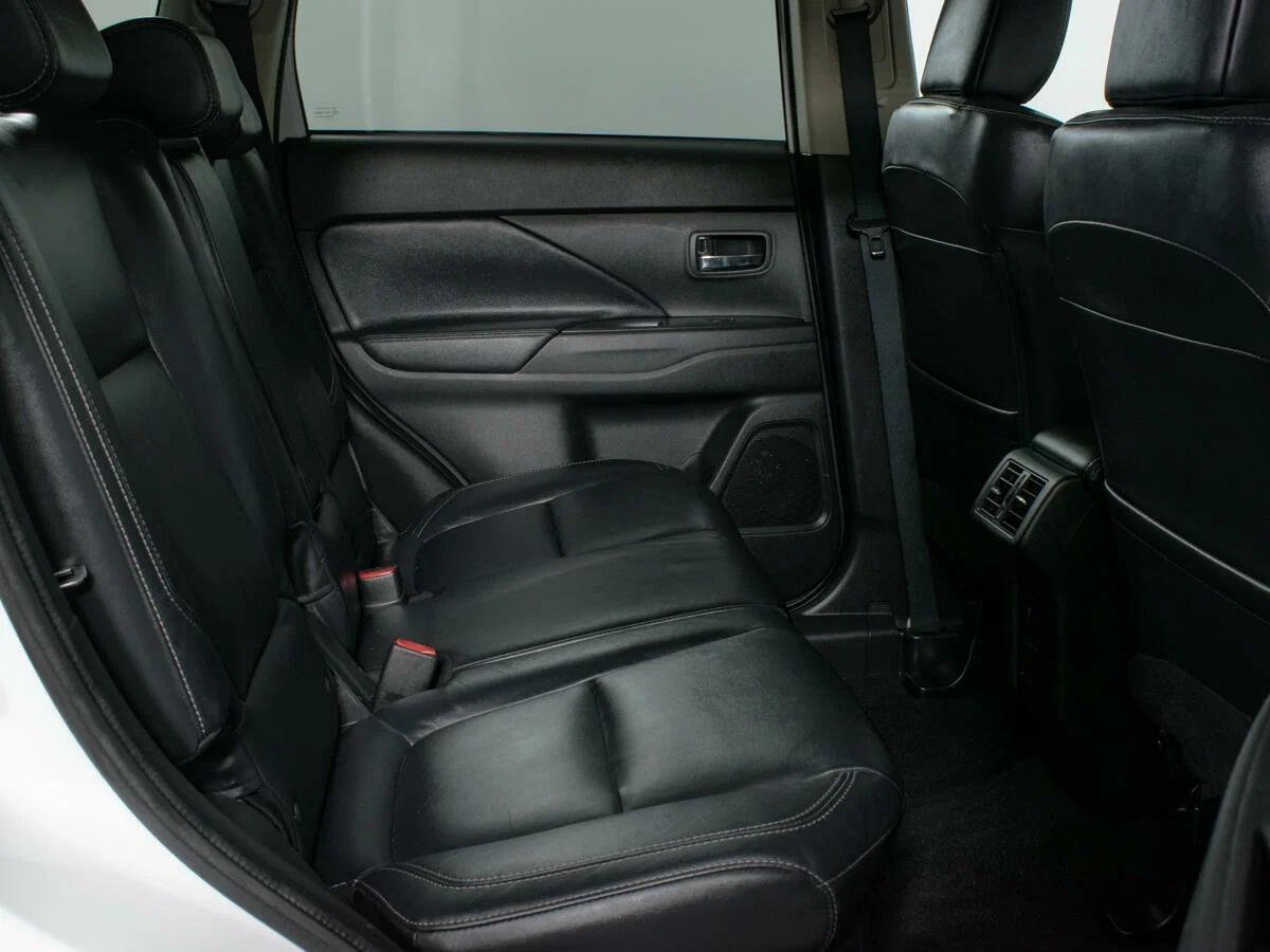 Mitsubishi Outlander 2020, белый
