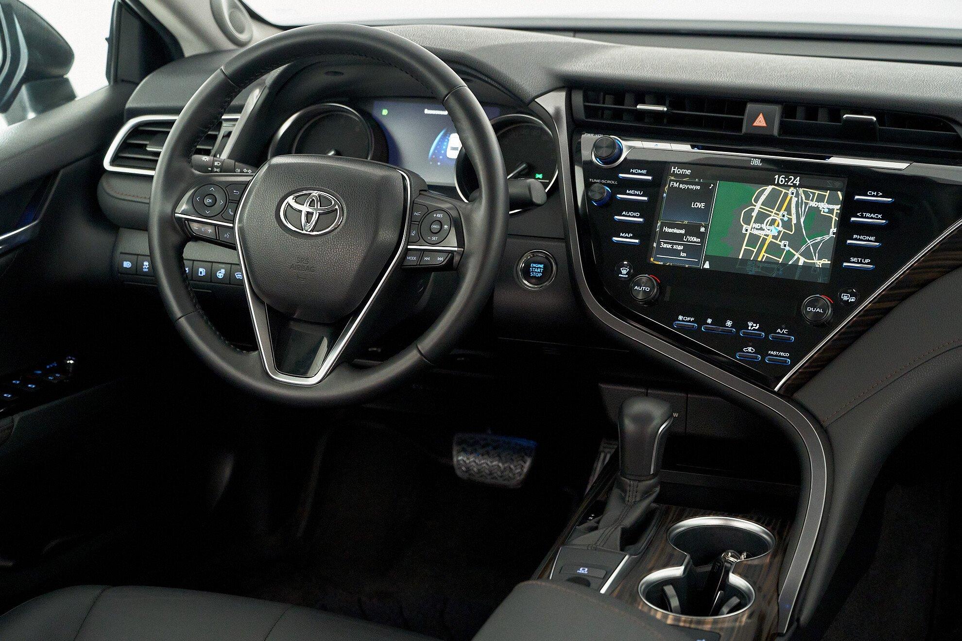 Toyota Camry 2021, черный