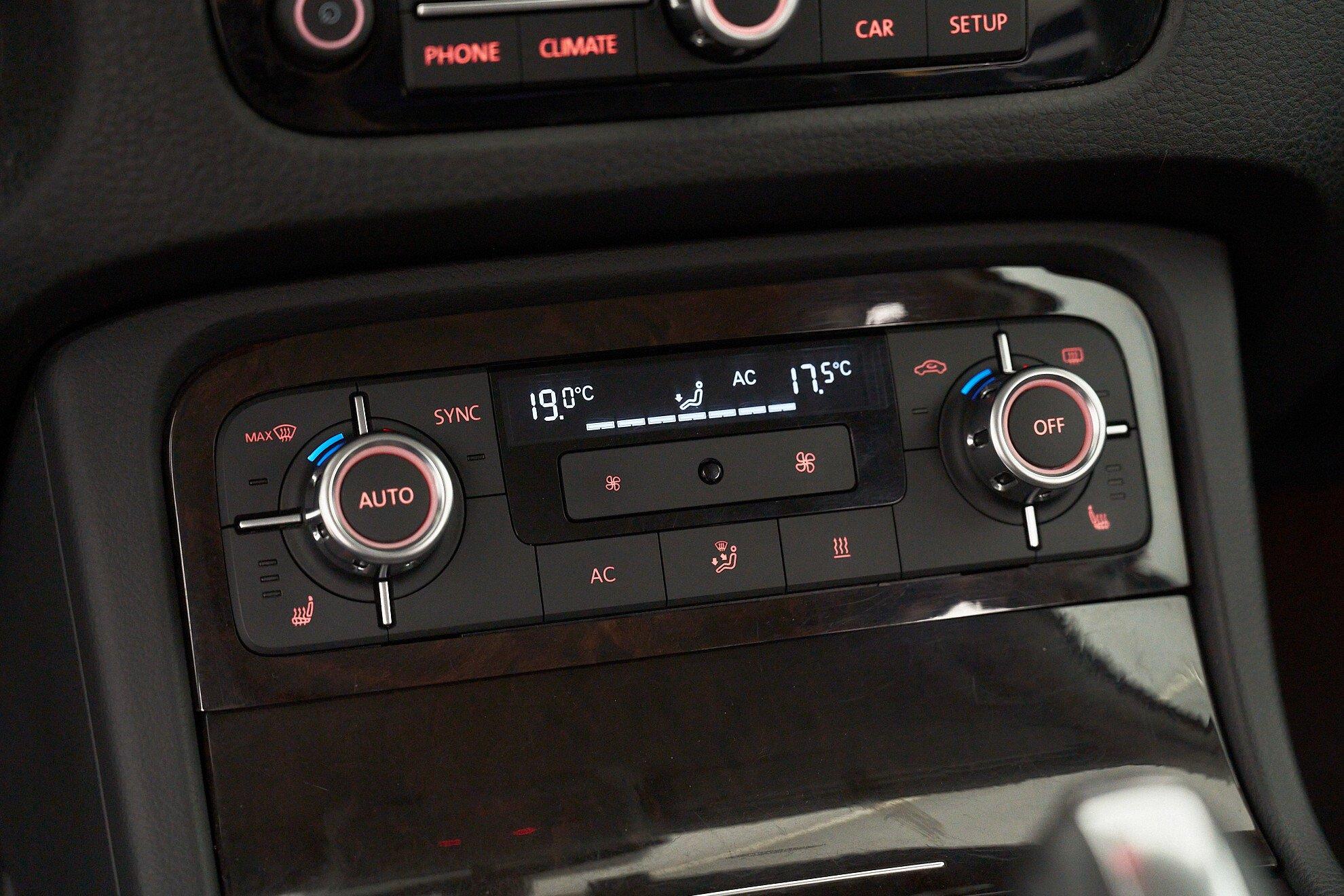 Volkswagen Touareg 2011, серебряный