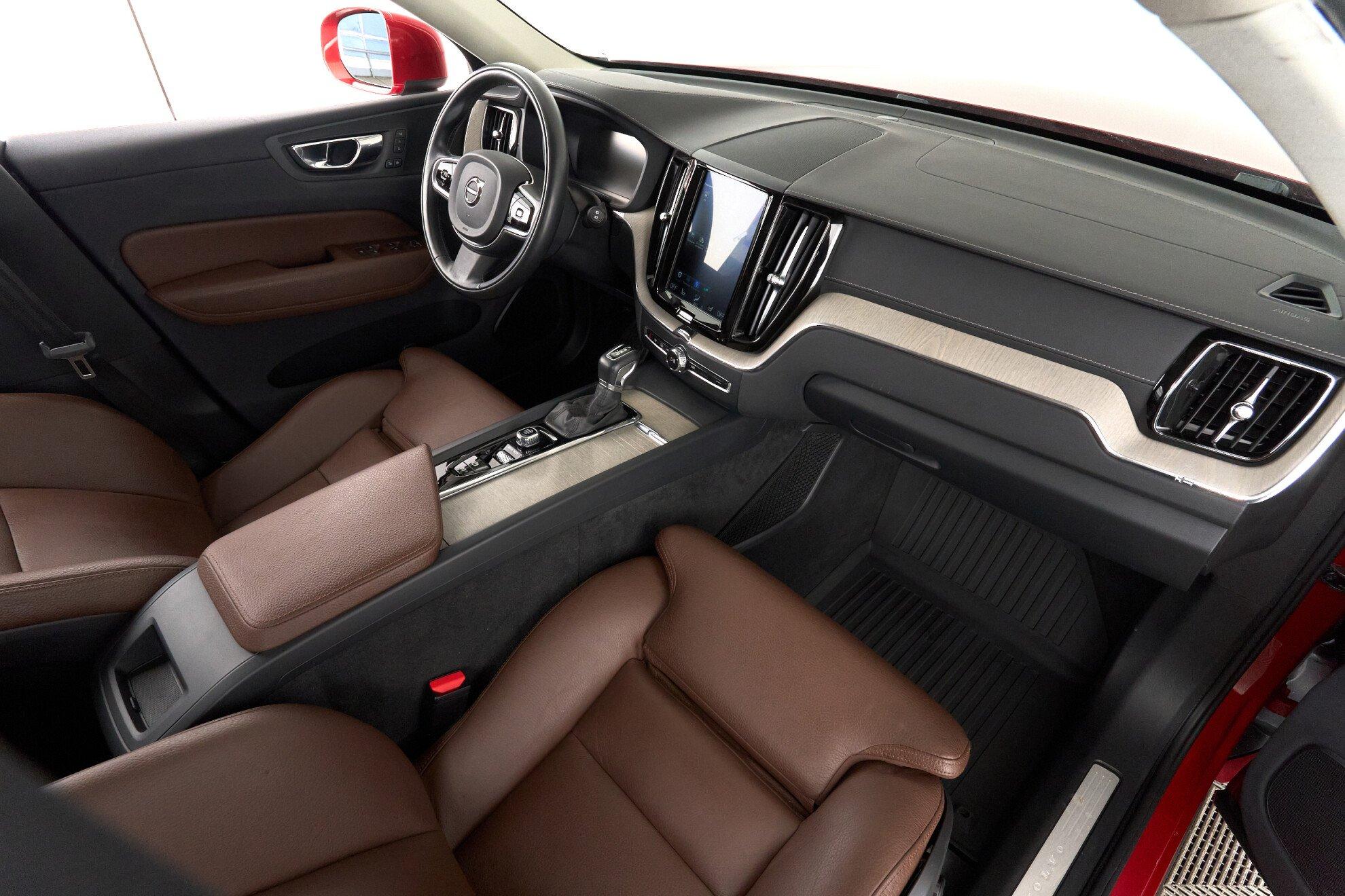 Volvo XC60 2019, красный