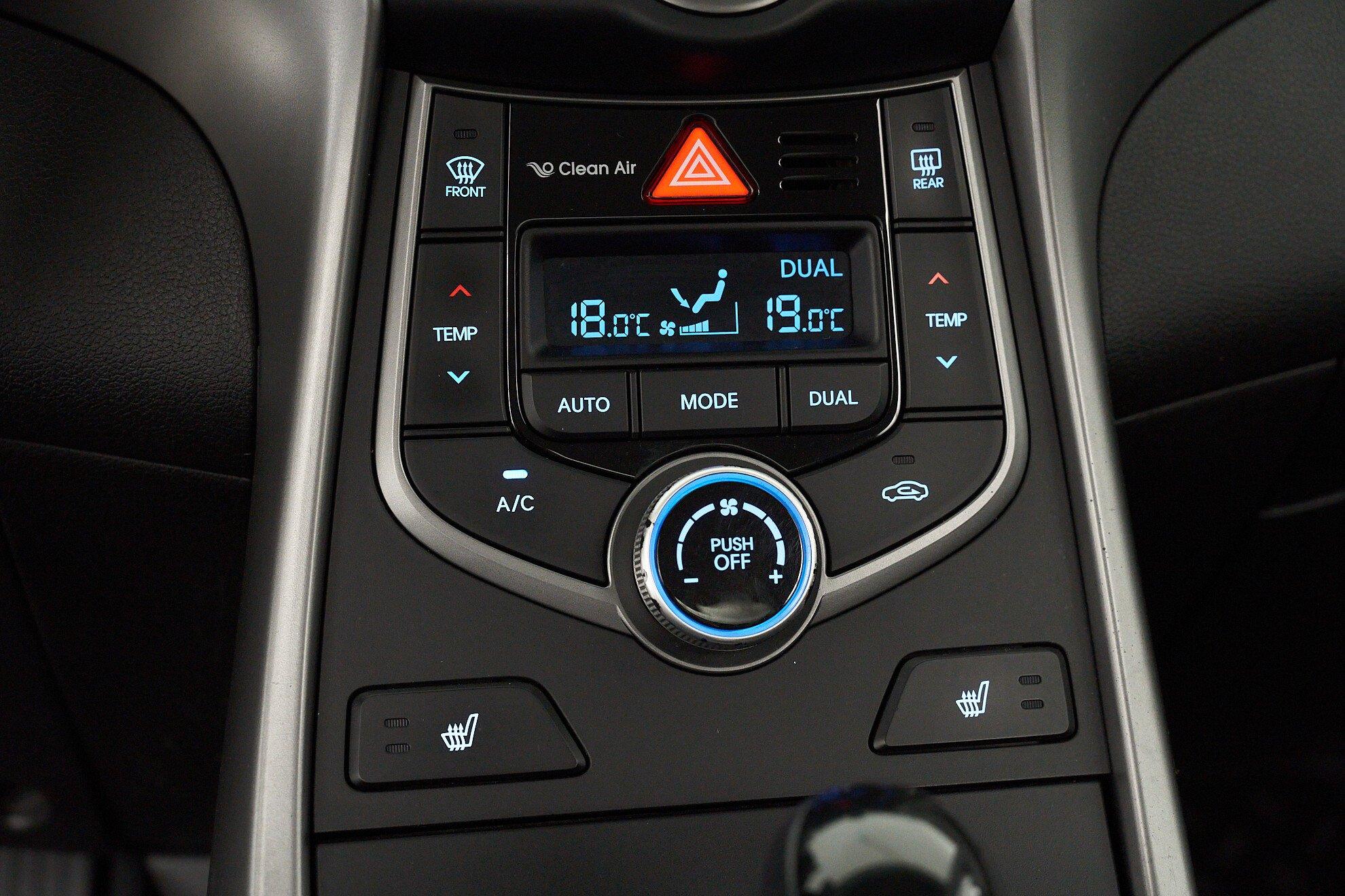 Hyundai Elantra 2015, серебряный