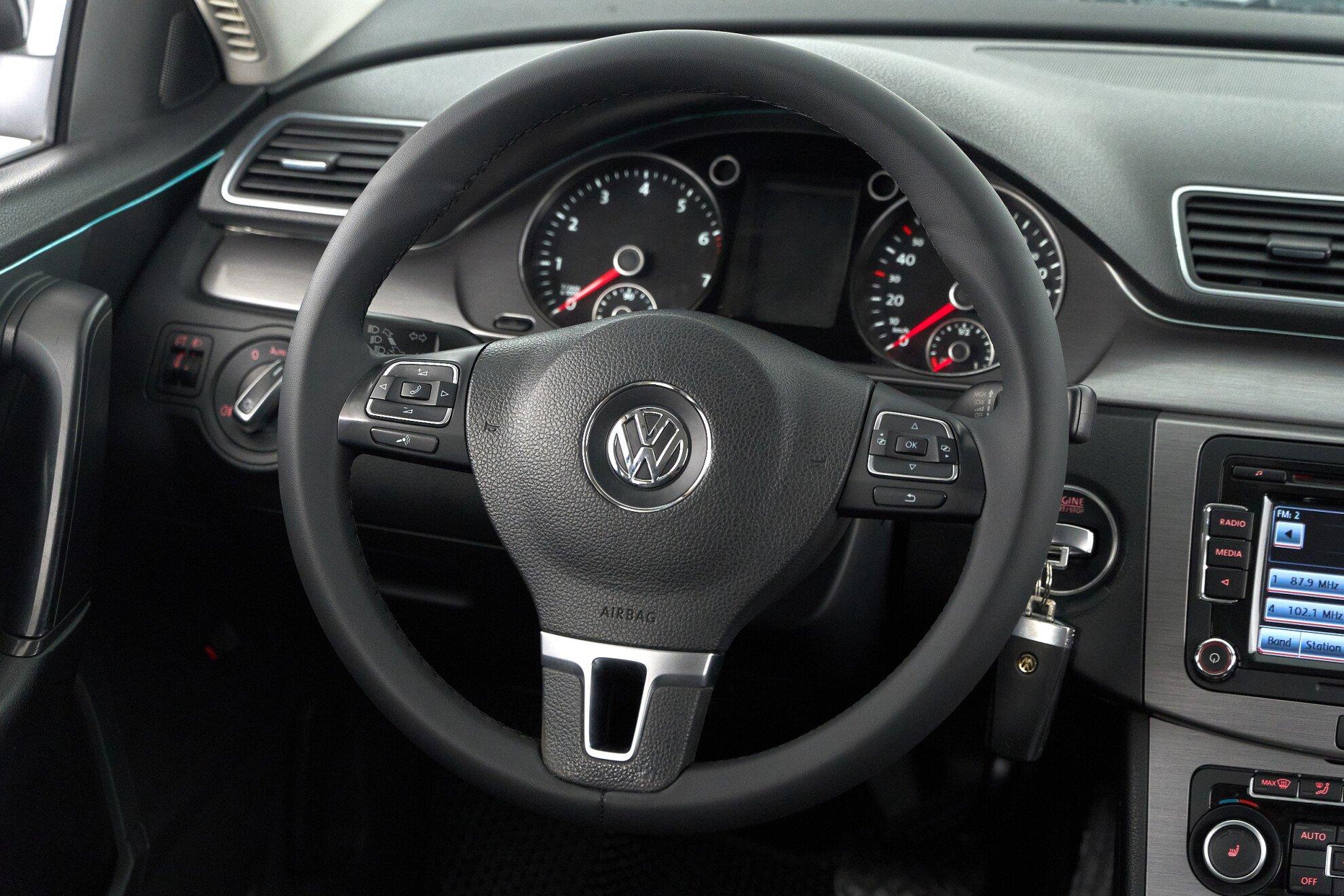 Volkswagen Passat 2011, черный