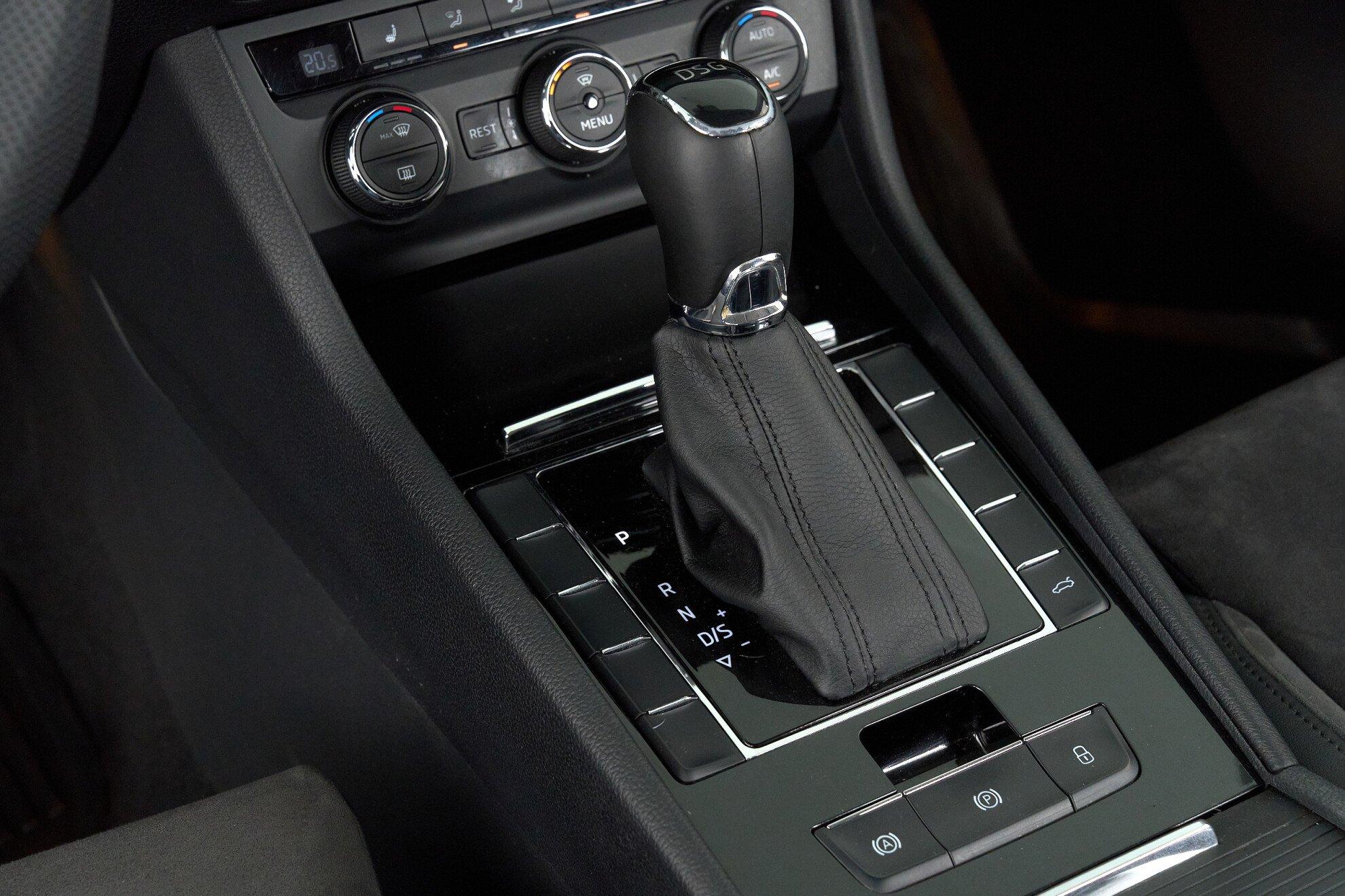 Skoda Superb 2015, серый