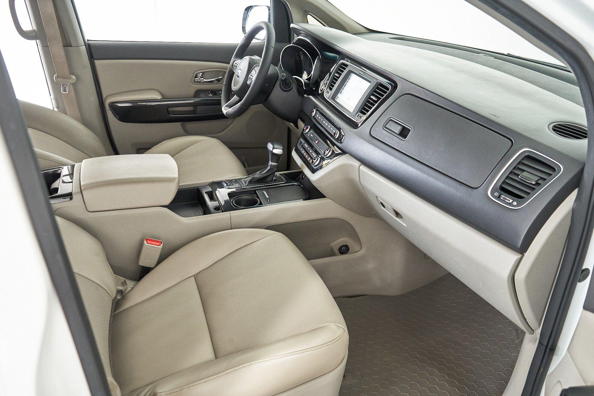 Kia Carnival 2017, белый