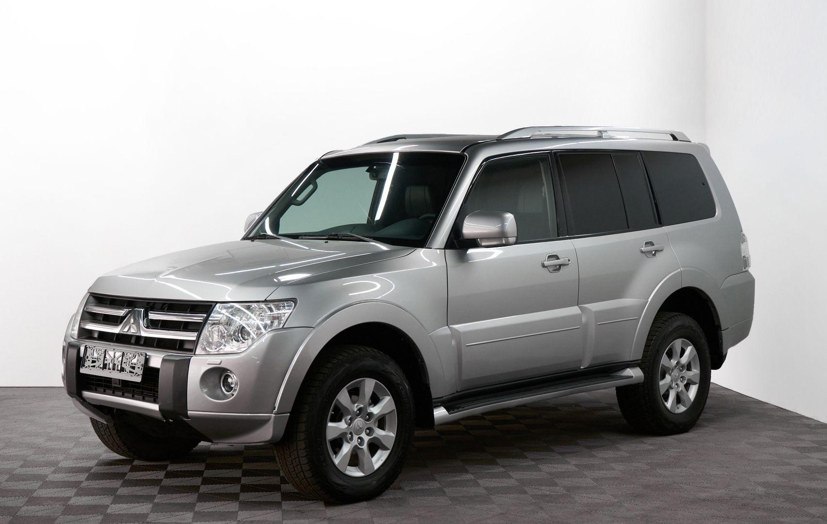 Mitsubishi Pajero 2011, серебряный