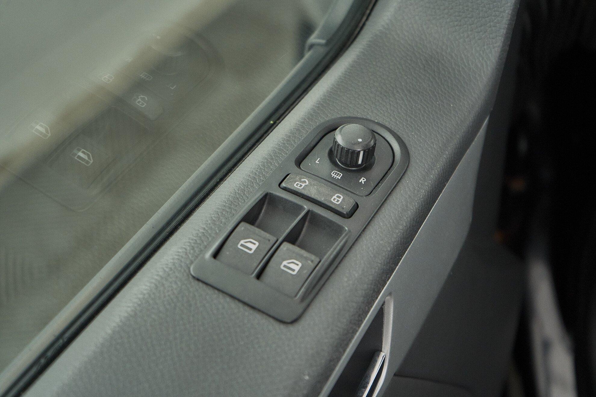Volkswagen Multivan 2013, черный