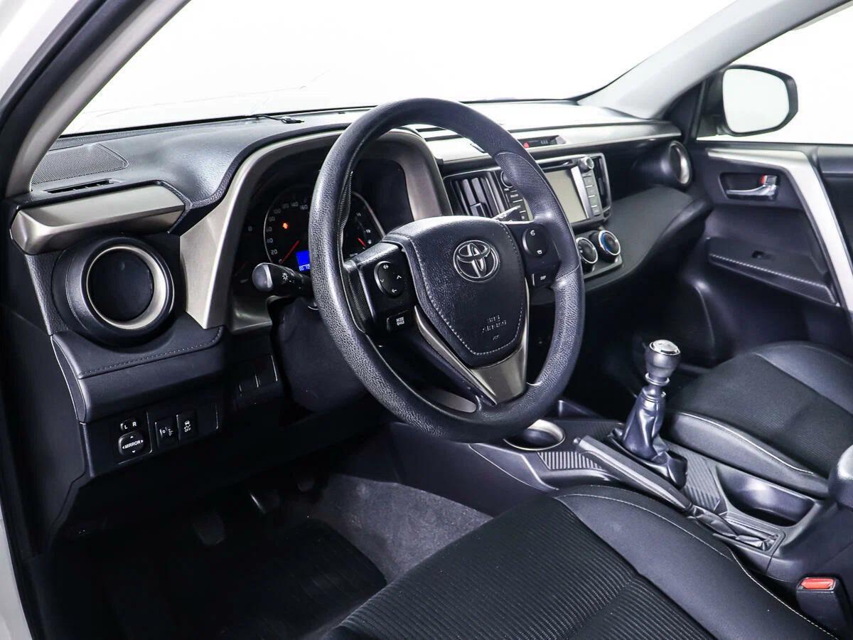 Toyota RAV4 2015, белый