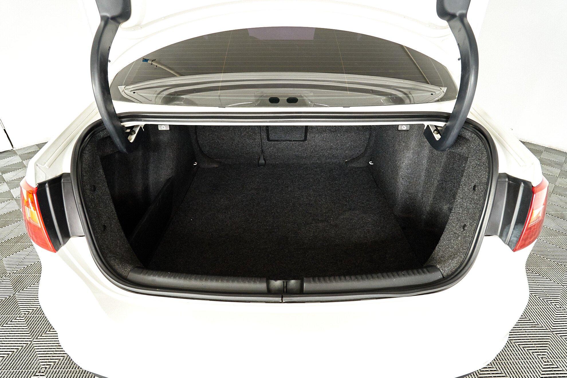 Volkswagen Jetta 2013, белый
